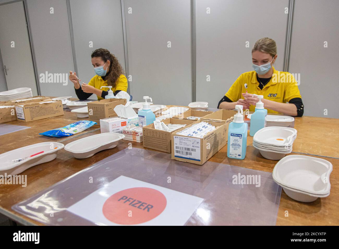 Eine GGD-Mitarbeiterin im Gesundheitswesen bereitet die Pfizer - BioNTech Covid-19-Impfstoffe vor, die sie aus der Fläschchenglasflasche zu den Spritzen im Sonderbereich des Mega-Impfzentrums in Eindhoven zieht. Die Jabs werden als Booster-Schuss verabreicht. Der dritte Dosisverstärker ist für alle in den Niederlanden verfügbar, zusätzlich zur Sperrung, da das Land gegen Ausbrüche der neuen omicron-Variante-Coronavirus-Mutation der Pandemie kämpft. Eindhoven, Niederlande am 7. Januar 2022 (Foto: Nicolas Economou/NurPhoto) Stockfoto