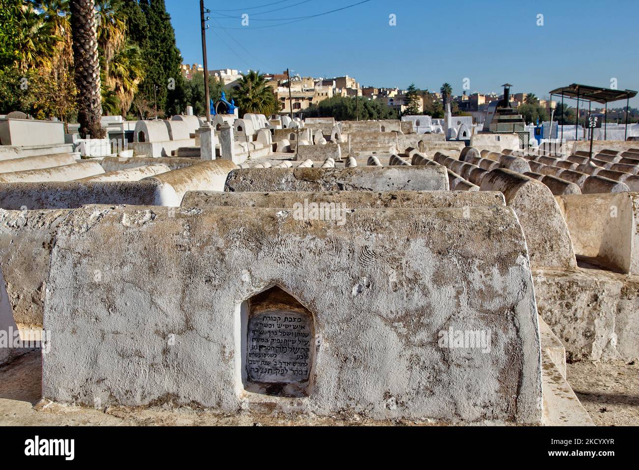 Gräber auf dem jüdischen Friedhof im jüdischen Viertel der Medina (Altstadt) von Fez (Fes) in Marokko, Afrika, am 31. Dezember 2015. Dieser jüdische Friedhof existiert seit dem frühen 19.. Jahrhundert. Die antike Stadt Fez (Fes) ist die zweitgrößte Stadt Marokkos und wurde oft als das "Mekka des Westens" und das "Athen Afrikas" bezeichnet. (Foto von Creative Touch Imaging Ltd./NurPhoto) Stockfoto