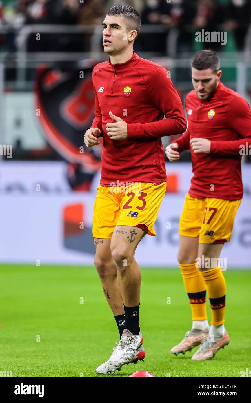 Gianluca Mancini von AS Roma erwärmt sich während des Fußballspiels der Serie A 2021/22 zwischen dem AC Mailand und AS Roma im Giuseppe-Meazza-Stadion, Mailand, Italien, am 06. Januar 2022 (Foto: Fabrizio Carabelli/LiveMedia/NurPhoto) Stockfoto