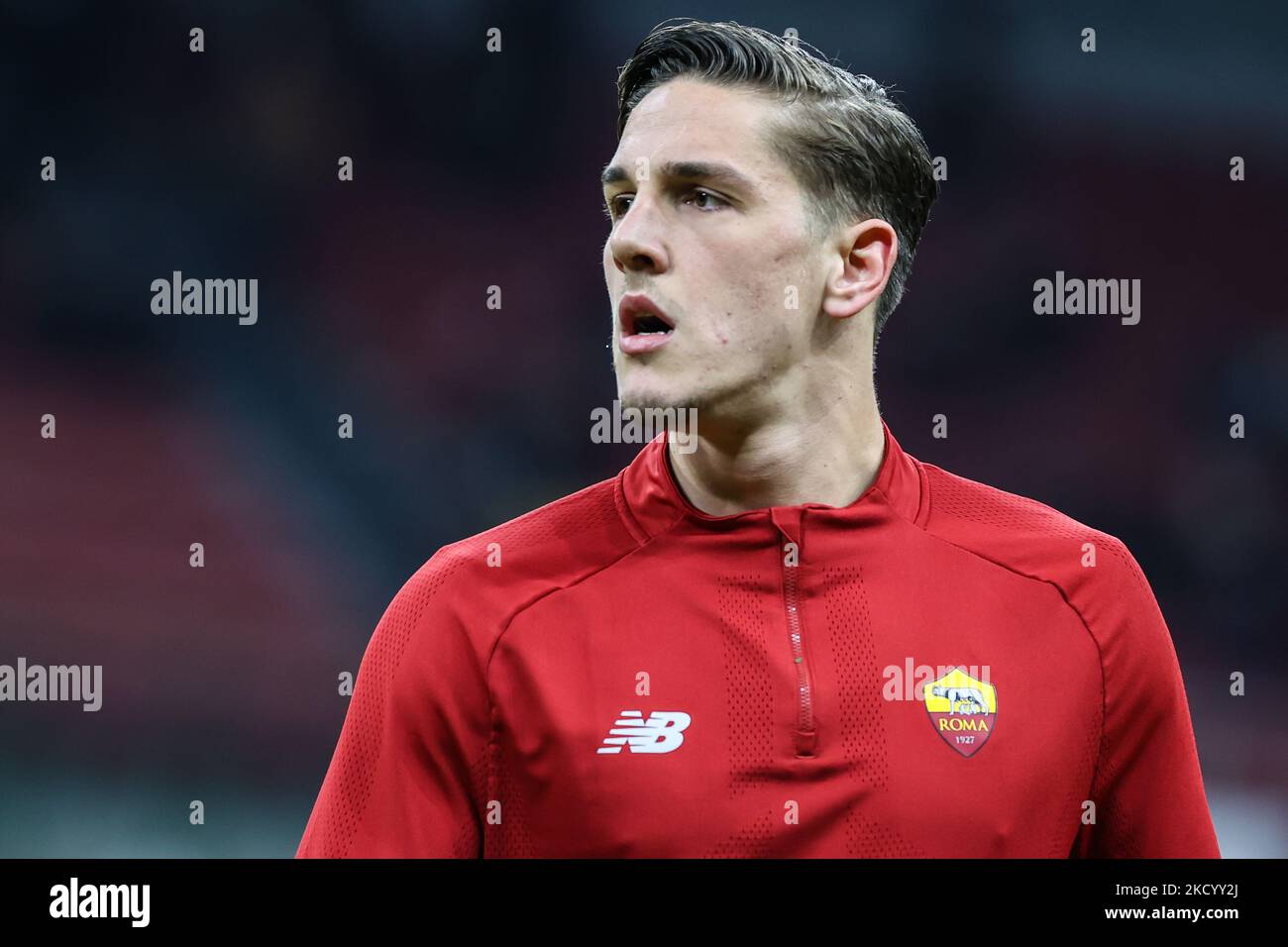 Nicolo Zaniolo von AS Roma erwärmt sich während des Fußballspiels der Serie A 2021/22 zwischen dem AC Mailand und AS Roma im Giuseppe-Meazza-Stadion, Mailand, Italien, am 06. Januar 2022 (Foto: Fabrizio Carabelli/LiveMedia/NurPhoto) Stockfoto