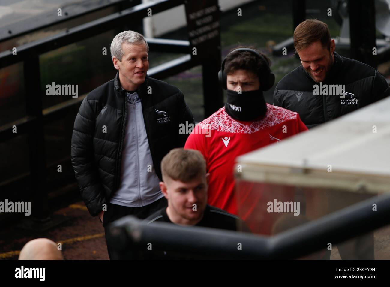 Falcons Head Coach, Dave Walder (l) ist vor dem Spiel der Gallagher Premiership zwischen Newcastle Falcons und Northampton Saints im Kingston Park, Newcastle am Samstag, den 8.. Januar 2022, zu sehen. (Foto von Chris Lishman/MI News/NurPhoto) Stockfoto