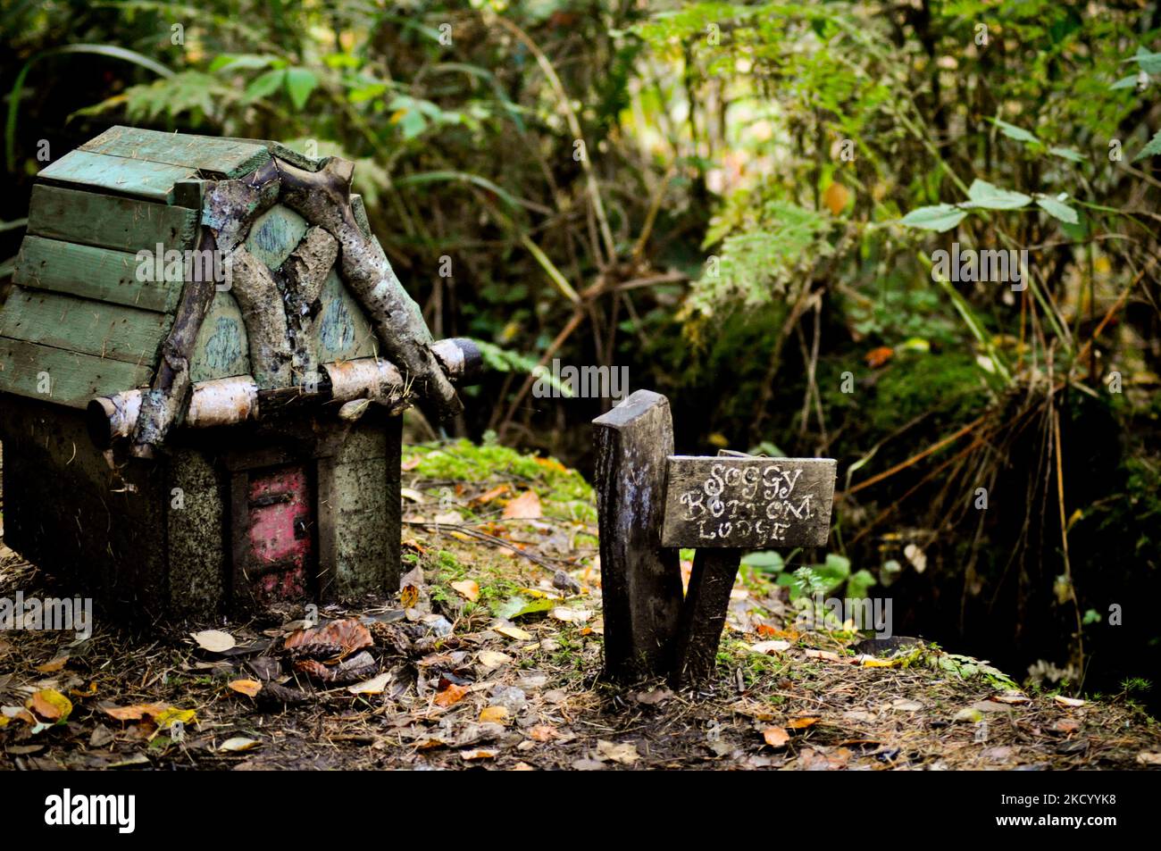Versteckte Märchenhäuser und Türen im Wald - Brodick Gardens, Isle of Arran, Schottland Stockfoto