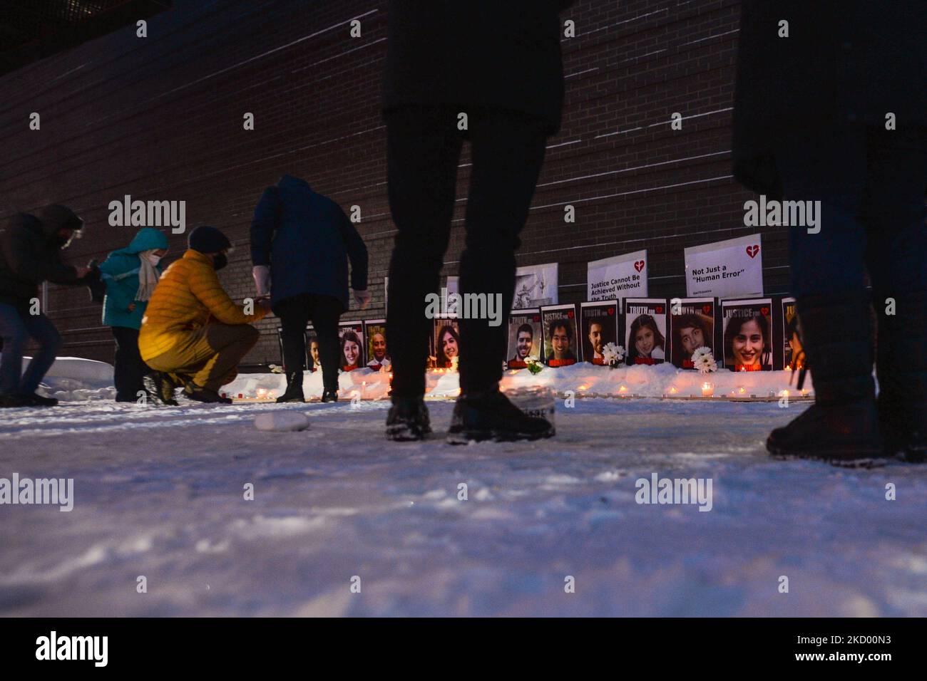 Trauernde bei einer Kerzenlicht-Mahnwache auf der Whyte Avenue in Edmonton anlässlich des zweijährigen Jubiläums des Abwinnens von Flug PS752. Am 8. Januar 2020 schoss das iranische Militär den Flug PS752 der Ukrainian Airlines ab, während das Flugzeug den iranischen Luftraum verließ. 176 Passagiere und Besatzung wurden getötet, darunter 57 kanadische Bürger und 29 kanadische ständige Einwohner (darunter 13 Edmontonier). Am Samstag, den 8. Januar 2022, Kanada. (Foto von Artur Widak/NurPhoto) Stockfoto