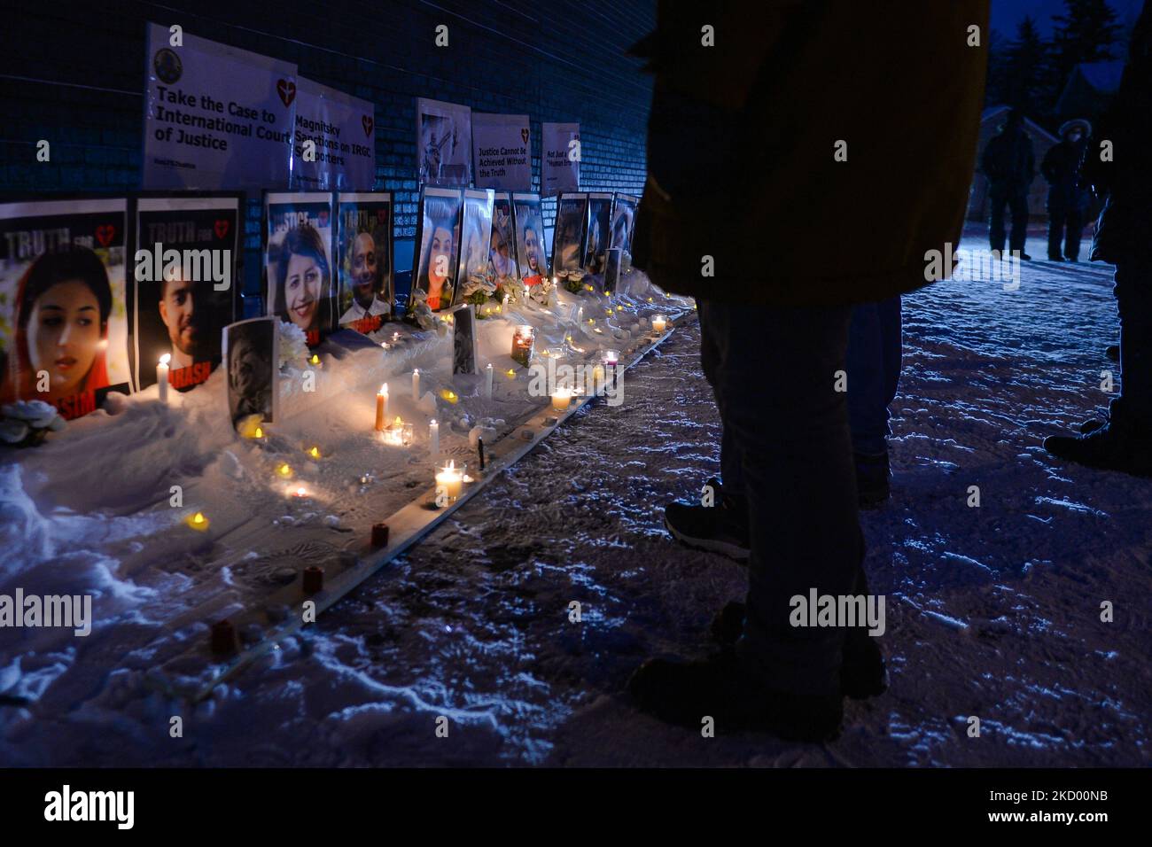 Trauernde bei einer Kerzenlicht-Mahnwache auf der Whyte Avenue in Edmonton anlässlich des zweijährigen Jubiläums des Abwinnens von Flug PS752. Am 8. Januar 2020 schoss das iranische Militär den Flug PS752 der Ukrainian Airlines ab, während das Flugzeug den iranischen Luftraum verließ. 176 Passagiere und Besatzung wurden getötet, darunter 57 kanadische Bürger und 29 kanadische ständige Einwohner (darunter 13 Edmontonier). Am Samstag, den 8. Januar 2022, Kanada. (Foto von Artur Widak/NurPhoto) Stockfoto