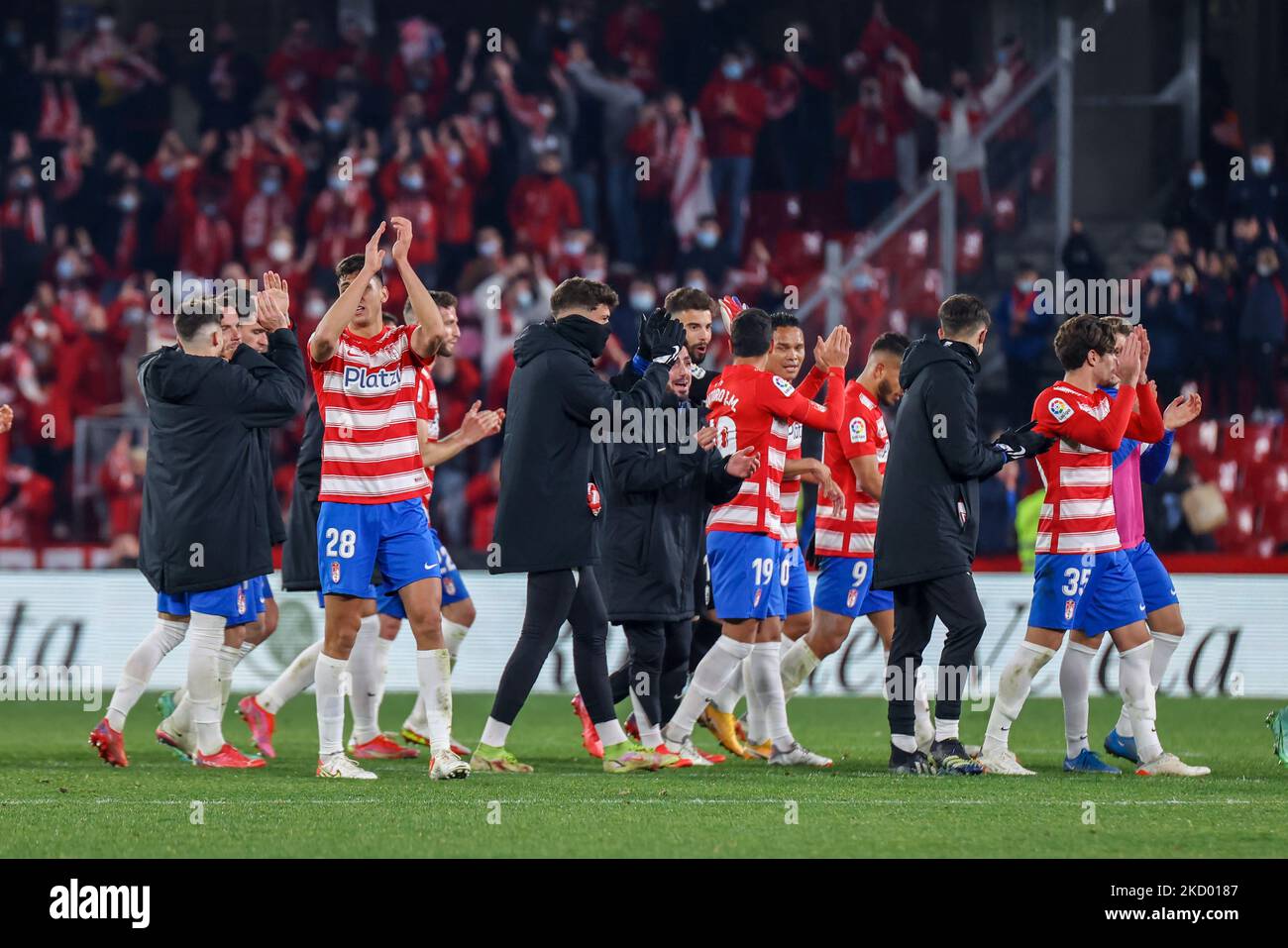 Die Spieler von Granada CF bedanken sich bei den Fans beim Spiel La Liga Santander zwischen Granada CF und dem FC Barcelona am 08. Januar 2022 in Nuevo Los Carmenes in Granada, Spanien. (Foto von Luis Contreras/DAX Images/NurPhoto) Stockfoto