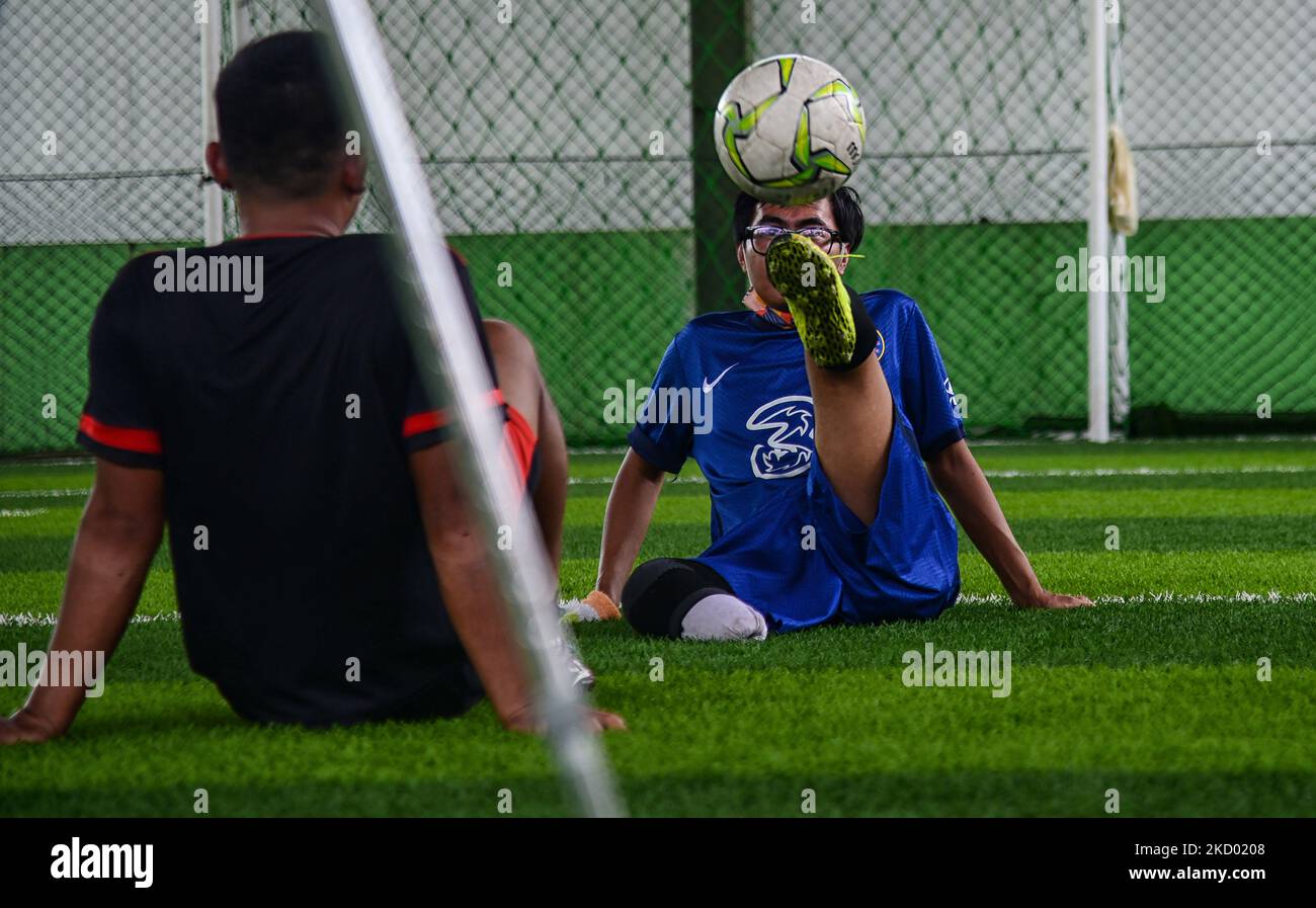 Ein Spieler der Asprov West Java amputierten Fußballmannschaft jongliert den Ball mit Teamkollegen während einer Trainingseinheit auf einem Feld in Bogor am 9. Januar 2022. (Foto von Adriana Adie/NurPhoto) Stockfoto