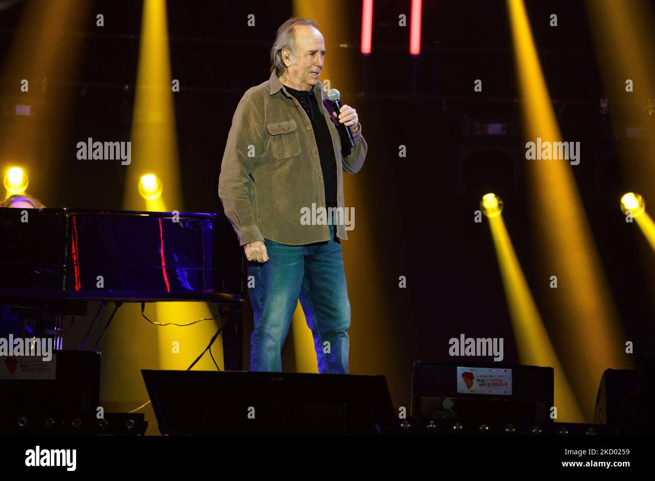 Die spanische Sängerin Joan Manuel Serrat tritt am 08. Januar 2022 im Wizink Center in Madrid, Spanien, auf der Bühne während des Benefizkonzerts „Mas Fuertes Que El Volcan“ auf. Das Konzert wird von RTVE in Zusammenarbeit mit der Association of Musical Promoters organisiert und der Erlös wird an die vom Vulkan Cumbre Vieja in La Palma, Spanien, betroffenen Personen gehen. (Foto von Oscar Gonzalez/NurPhoto) Stockfoto