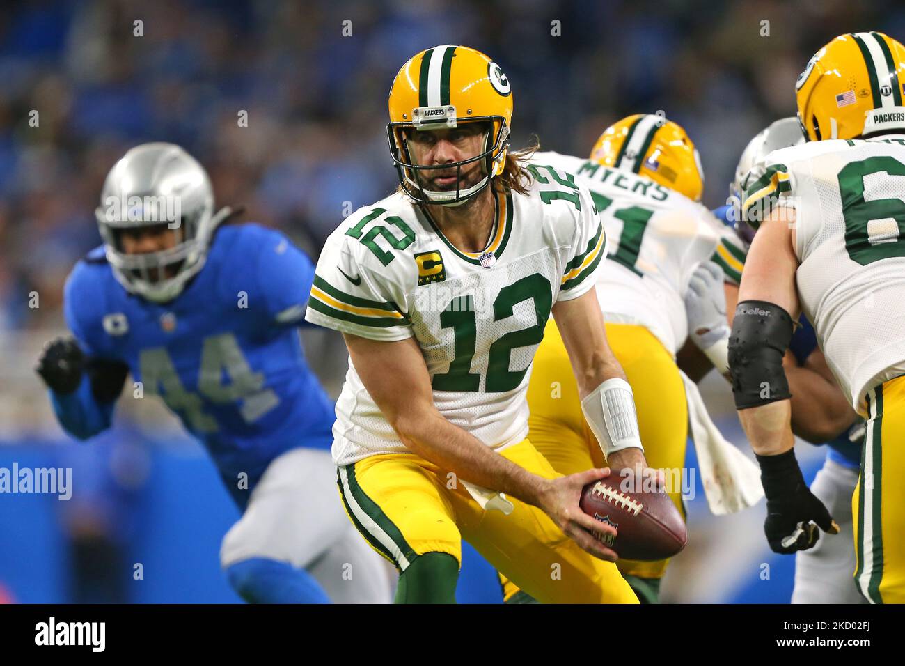 Green Bay Packers Quarterback Aaron Rodgers (12) scheint während der ersten Hälfte eines NFL-Fußballspiels gegen die Detroit Lions in Detroit, Michigan, USA, am Sonntag, den 9. Dezember 2022, zu bestehen. (Foto von Jorge Lemus/NurPhoto) Stockfoto