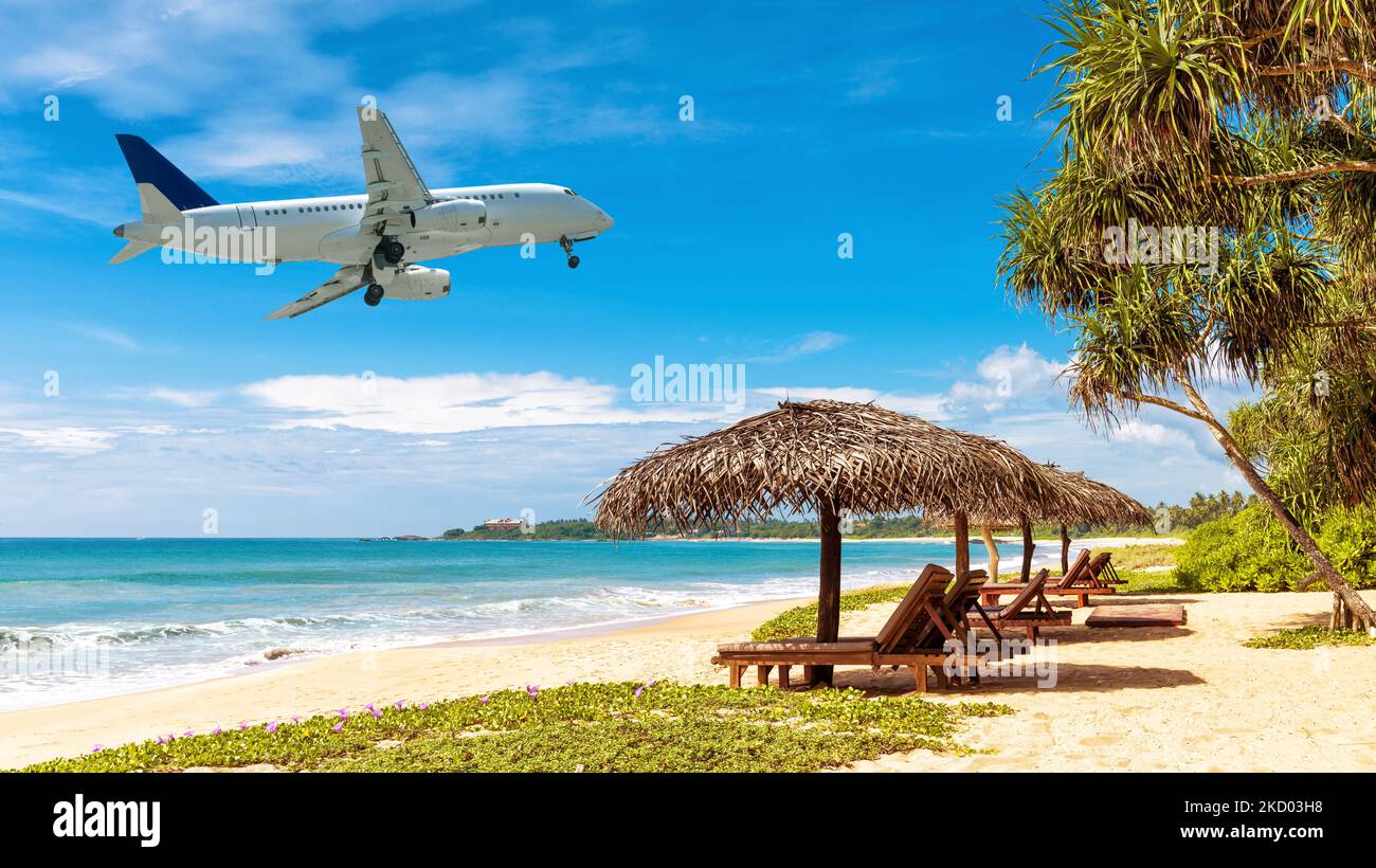Flugzeug landet im karibischen Resort, Flugzeug fliegt über tropischen Ozeanstrand. Blick auf Jet in Himmel, Wasser, Sonnenliegen und Palmen im Sommer. Thema von tra Stockfoto