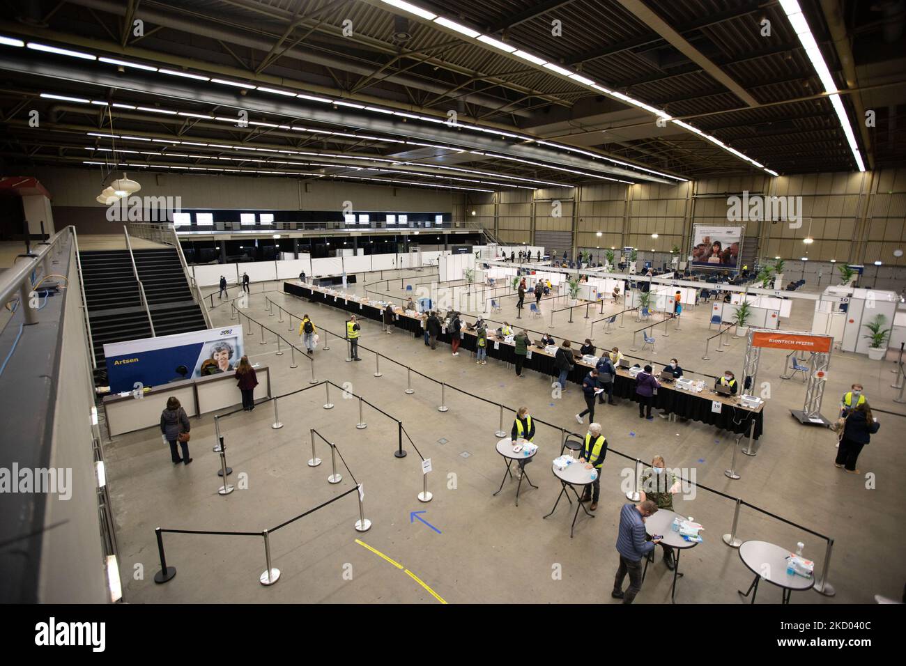 Allgemeine Ansicht des Impfzentrums und der 20 Stände Pods. Impfzentrum in Eindhoven mit 20 Bahnen und einer Kapazität von 7500 Impfstoffen pro Tag. Die Jabs werden von GGD-Mitarbeitern im Gesundheitswesen als Auffrischungsimpfung verabreicht, um vor Covid-19 zu schützen. Der dritte Dosis-Booster ist für alle in den Niederlanden erhältlich. Das Land befindet sich in einer Blockierung, da die Nation gegen den Ausbruch der neuen Omicron-Variante, sars-Cov-2-Coronavirus-Mutation der Pandemie, kämpft. Eindhoven, Niederlande am 7. Januar 2022 (Foto: Nicolas Economou/NurPhoto) Stockfoto
