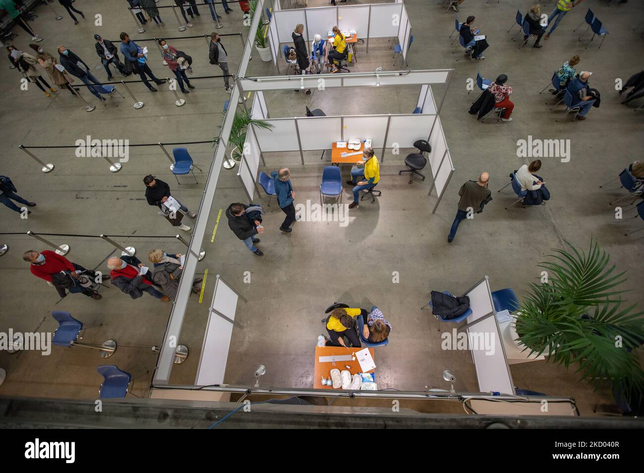 Allgemeine Ansicht des Impfzentrums und der 20 Stände Pods. Impfzentrum in Eindhoven mit 20 Bahnen und einer Kapazität von 7500 Impfstoffen pro Tag. Die Jabs werden von GGD-Mitarbeitern im Gesundheitswesen als Auffrischungsimpfung verabreicht, um vor Covid-19 zu schützen. Der dritte Dosis-Booster ist für alle in den Niederlanden erhältlich. Das Land befindet sich in einer Blockierung, da die Nation gegen den Ausbruch der neuen Omicron-Variante, sars-Cov-2-Coronavirus-Mutation der Pandemie, kämpft. Eindhoven, Niederlande am 7. Januar 2022 (Foto: Nicolas Economou/NurPhoto) Stockfoto