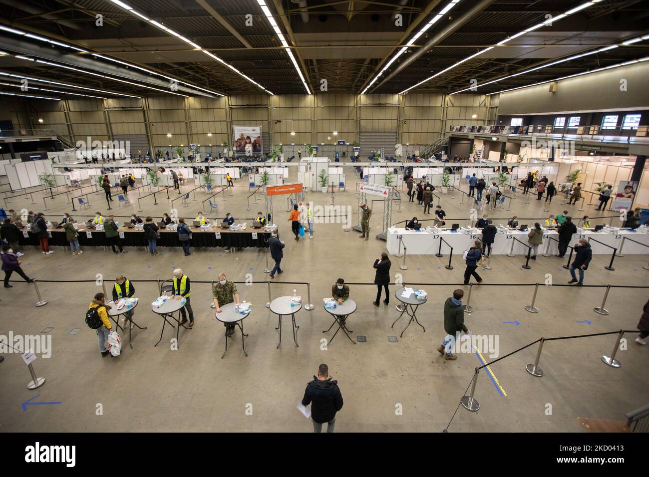Allgemeine Ansicht des Impfzentrums und der 20 Stände Pods. Impfzentrum in Eindhoven mit 20 Bahnen und einer Kapazität von 7500 Impfstoffen pro Tag. Die Jabs werden von GGD-Mitarbeitern im Gesundheitswesen als Auffrischungsimpfung verabreicht, um vor Covid-19 zu schützen. Der dritte Dosis-Booster ist für alle in den Niederlanden erhältlich. Das Land befindet sich in einer Blockierung, da die Nation gegen den Ausbruch der neuen Omicron-Variante, sars-Cov-2-Coronavirus-Mutation der Pandemie, kämpft. Eindhoven, Niederlande am 7. Januar 2022 (Foto: Nicolas Economou/NurPhoto) Stockfoto