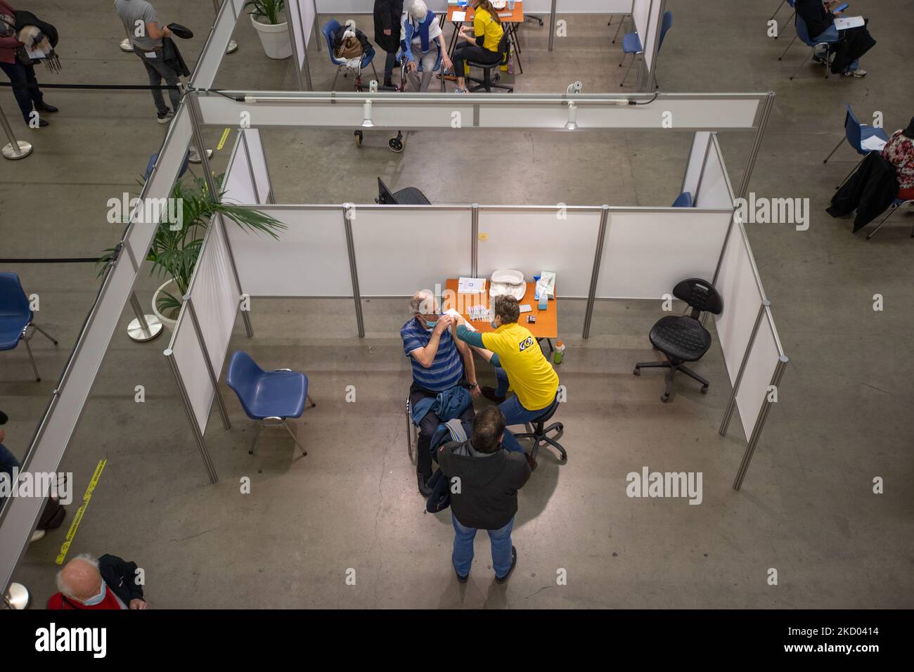 Ein Mann wird geimpft. Impfzentrum in Eindhoven mit 20 Bahnen und einer Kapazität von 7500 Impfstoffen pro Tag. Die Jabs werden von GGD-Mitarbeitern im Gesundheitswesen als Auffrischungsimpfung verabreicht, um vor Covid-19 zu schützen. Der dritte Dosis-Booster ist für alle in den Niederlanden erhältlich. Das Land befindet sich in einer Blockierung, da die Nation gegen den Ausbruch der neuen Omicron-Variante, sars-Cov-2-Coronavirus-Mutation der Pandemie, kämpft. Eindhoven, Niederlande am 7. Januar 2022 (Foto: Nicolas Economou/NurPhoto) Stockfoto