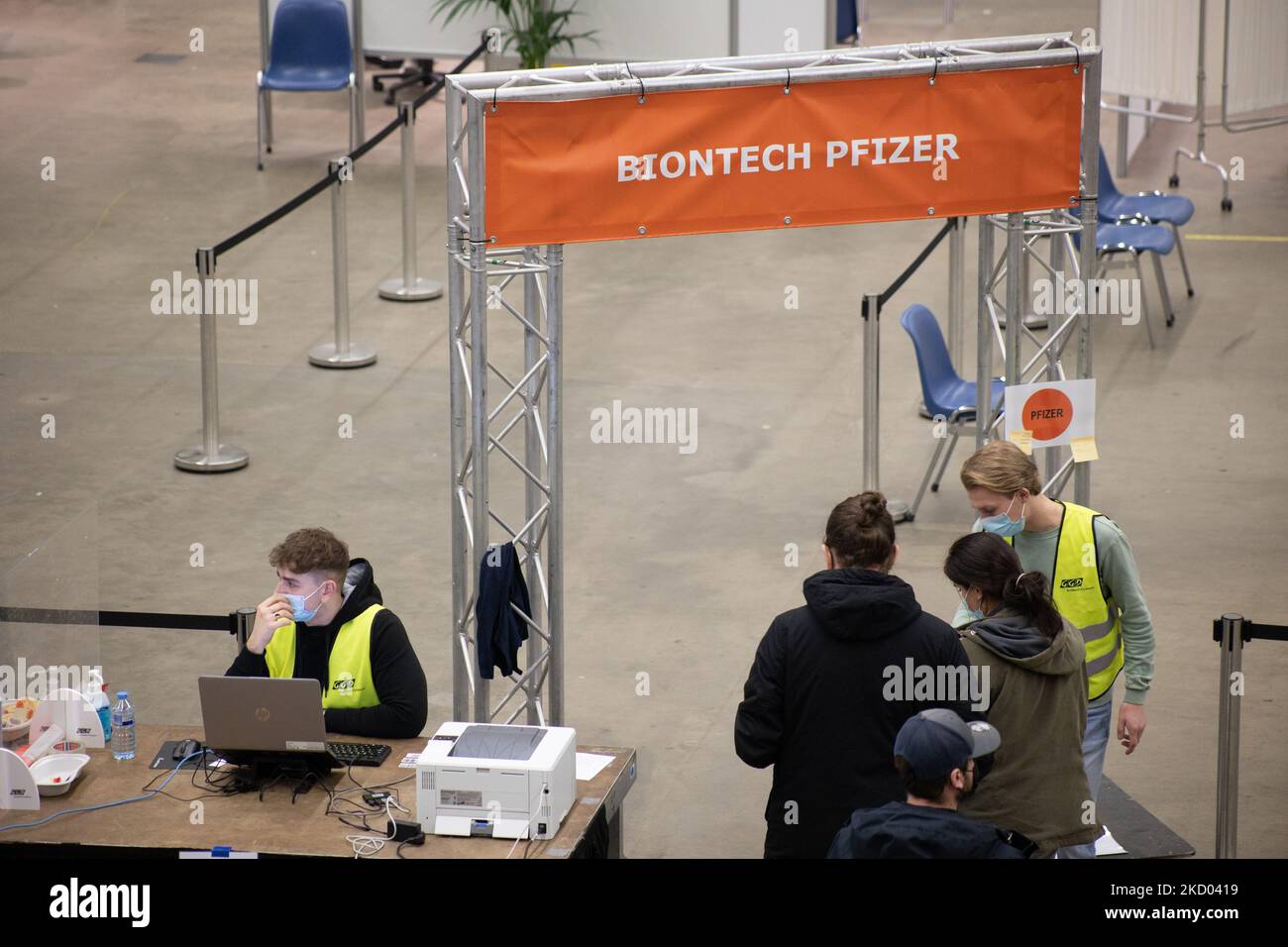 Der Eingang für die Impfkabinen mit BIONTECH PFIZER und MODERNA BOOSTER-Bannern. Impfzentrum in Eindhoven mit 20 Bahnen und einer Kapazität von 7500 Impfstoffen pro Tag. Die Jabs werden von GGD-Mitarbeitern im Gesundheitswesen als Auffrischungsimpfung verabreicht, um vor Covid-19 zu schützen. Der dritte Dosis-Booster ist für alle in den Niederlanden erhältlich. Das Land befindet sich in einer Blockierung, da die Nation gegen den Ausbruch der neuen Omicron-Variante, sars-Cov-2-Coronavirus-Mutation der Pandemie, kämpft. Eindhoven, Niederlande am 7. Januar 2022 (Foto: Nicolas Economou/NurPhoto) Stockfoto