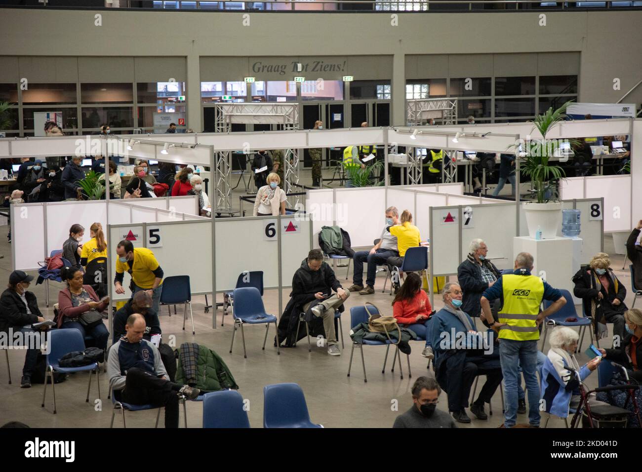 Allgemeine Ansicht des Impfzentrums und der 20 Stände Pods. Impfzentrum in Eindhoven mit 20 Bahnen und einer Kapazität von 7500 Impfstoffen pro Tag. Die Jabs werden von GGD-Mitarbeitern im Gesundheitswesen als Auffrischungsimpfung verabreicht, um vor Covid-19 zu schützen. Der dritte Dosis-Booster ist für alle in den Niederlanden erhältlich. Das Land befindet sich in einer Blockierung, da die Nation gegen den Ausbruch der neuen Omicron-Variante, sars-Cov-2-Coronavirus-Mutation der Pandemie, kämpft. Eindhoven, Niederlande am 7. Januar 2022 (Foto: Nicolas Economou/NurPhoto) Stockfoto