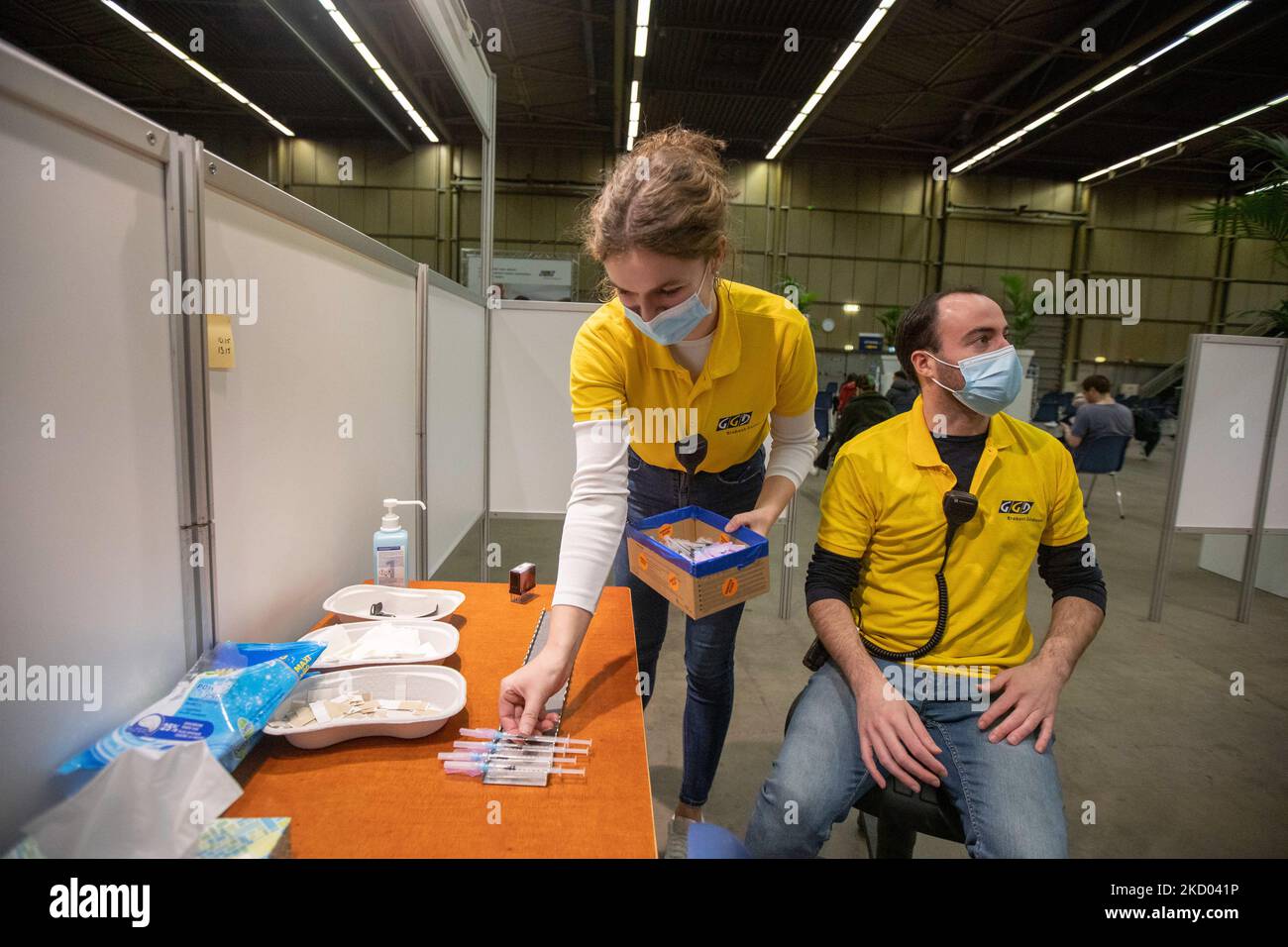 Impfzentrum in Eindhoven mit 20 Bahnen und einer Kapazität von 7500 Impfstoffen pro Tag. Die Jabs werden von GGD-Mitarbeitern im Gesundheitswesen als Auffrischungsimpfung verabreicht, um vor Covid-19 zu schützen. Der dritte Dosis-Booster ist für alle in den Niederlanden erhältlich. Das Land befindet sich in einer Blockierung, da die Nation gegen den Ausbruch der neuen Omicron-Variante, sars-Cov-2-Coronavirus-Mutation der Pandemie, kämpft. Eindhoven, Niederlande am 7. Januar 2022 (Foto: Nicolas Economou/NurPhoto) Stockfoto