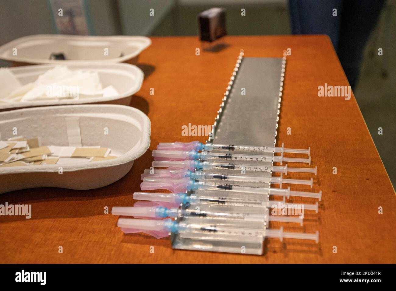 Nahaufnahme der Spritzen mit Schuss. Impfzentrum in Eindhoven mit 20 Bahnen und einer Kapazität von 7500 Impfstoffen pro Tag. Die Jabs werden von GGD-Mitarbeitern im Gesundheitswesen als Auffrischungsimpfung verabreicht, um vor Covid-19 zu schützen. Der dritte Dosis-Booster ist für alle in den Niederlanden erhältlich. Das Land befindet sich in einer Blockierung, da die Nation gegen den Ausbruch der neuen Omicron-Variante, sars-Cov-2-Coronavirus-Mutation der Pandemie, kämpft. Eindhoven, Niederlande am 7. Januar 2022 (Foto: Nicolas Economou/NurPhoto) Stockfoto