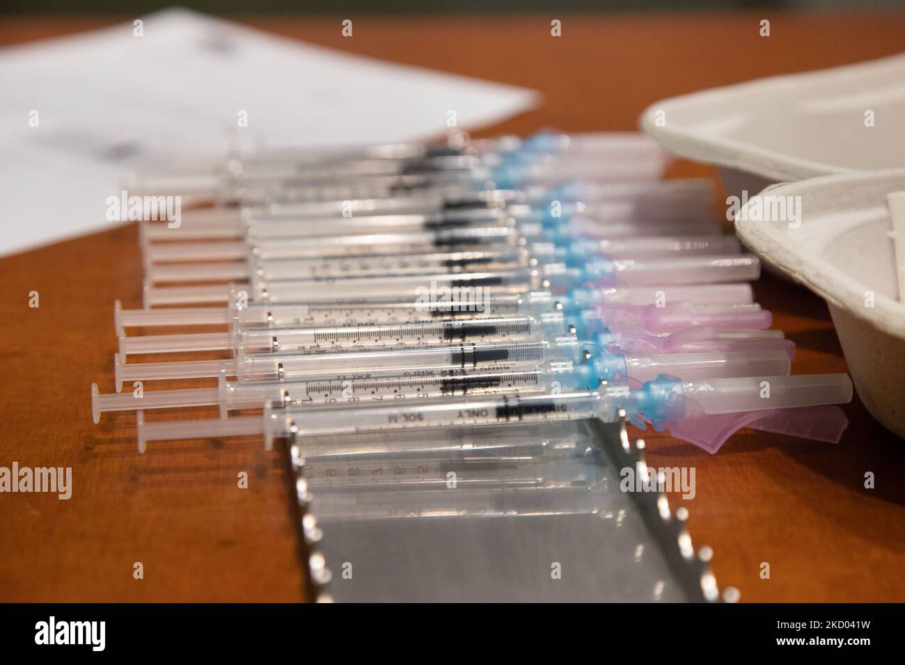 Nahaufnahme der Spritzen mit Schuss. Impfzentrum in Eindhoven mit 20 Bahnen und einer Kapazität von 7500 Impfstoffen pro Tag. Die Jabs werden von GGD-Mitarbeitern im Gesundheitswesen als Auffrischungsimpfung verabreicht, um vor Covid-19 zu schützen. Der dritte Dosis-Booster ist für alle in den Niederlanden erhältlich. Das Land befindet sich in einer Blockierung, da die Nation gegen den Ausbruch der neuen Omicron-Variante, sars-Cov-2-Coronavirus-Mutation der Pandemie, kämpft. Eindhoven, Niederlande am 7. Januar 2022 (Foto: Nicolas Economou/NurPhoto) Stockfoto