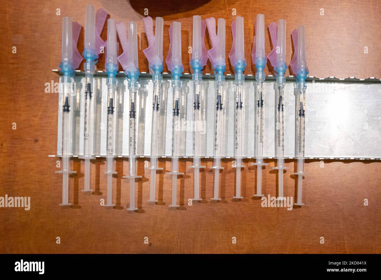 Nahaufnahme der Spritzen mit Schuss. Impfzentrum in Eindhoven mit 20 Bahnen und einer Kapazität von 7500 Impfstoffen pro Tag. Die Jabs werden von GGD-Mitarbeitern im Gesundheitswesen als Auffrischungsimpfung verabreicht, um vor Covid-19 zu schützen. Der dritte Dosis-Booster ist für alle in den Niederlanden erhältlich. Das Land befindet sich in einer Blockierung, da die Nation gegen den Ausbruch der neuen Omicron-Variante, sars-Cov-2-Coronavirus-Mutation der Pandemie, kämpft. Eindhoven, Niederlande am 7. Januar 2022 (Foto: Nicolas Economou/NurPhoto) Stockfoto
