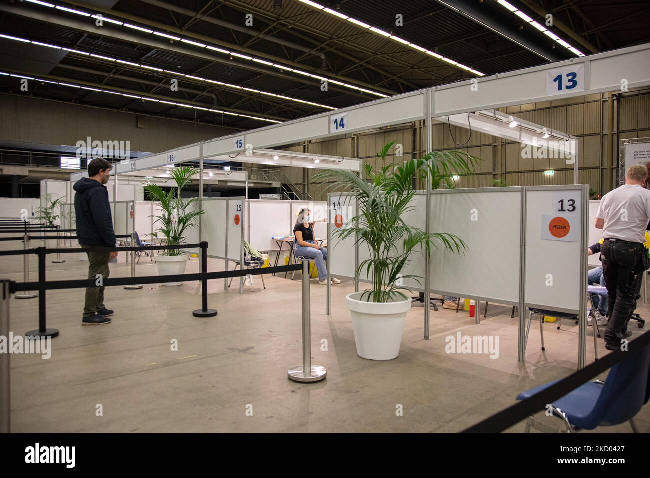 Impfzentrum in Eindhoven mit 20 Bahnen und einer Kapazität von 7500 Impfstoffen pro Tag. Die Jabs werden von GGD-Mitarbeitern im Gesundheitswesen als Auffrischungsimpfung verabreicht, um vor Covid-19 zu schützen. Der dritte Dosis-Booster ist für alle in den Niederlanden erhältlich. Das Land befindet sich in einer Blockierung, da die Nation gegen den Ausbruch der neuen Omicron-Variante, sars-Cov-2-Coronavirus-Mutation der Pandemie, kämpft. Eindhoven, Niederlande am 7. Januar 2022 (Foto: Nicolas Economou/NurPhoto) Stockfoto