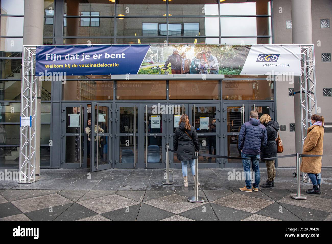 Die Leute warten aus dem Impfzentrum. Impfzentrum in Eindhoven mit 20 Bahnen und einer Kapazität von 7500 Impfstoffen pro Tag. Die Jabs werden von GGD-Mitarbeitern im Gesundheitswesen als Auffrischungsimpfung verabreicht, um vor Covid-19 zu schützen. Der dritte Dosis-Booster ist für alle in den Niederlanden erhältlich. Das Land befindet sich in einer Blockierung, da die Nation gegen den Ausbruch der neuen Omicron-Variante, sars-Cov-2-Coronavirus-Mutation der Pandemie, kämpft. Eindhoven, Niederlande am 7. Januar 2022 (Foto: Nicolas Economou/NurPhoto) Stockfoto