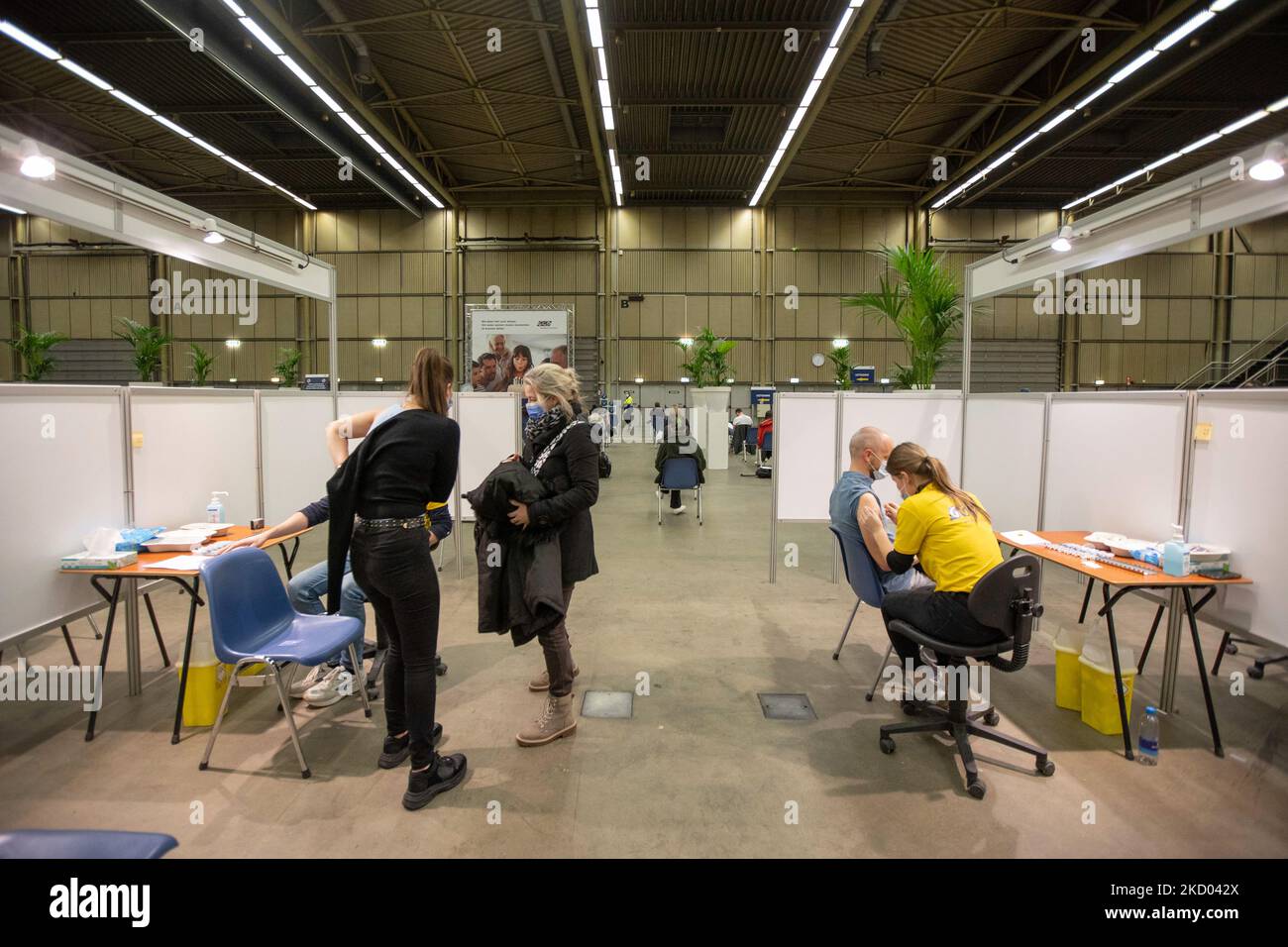 Impfzentrum in Eindhoven mit 20 Bahnen und einer Kapazität von 7500 Impfstoffen pro Tag. Die Jabs werden von GGD-Mitarbeitern im Gesundheitswesen als Auffrischungsimpfung verabreicht, um vor Covid-19 zu schützen. Der dritte Dosis-Booster ist für alle in den Niederlanden erhältlich. Das Land befindet sich in einer Blockierung, da die Nation gegen den Ausbruch der neuen Omicron-Variante, sars-Cov-2-Coronavirus-Mutation der Pandemie, kämpft. Eindhoven, Niederlande am 7. Januar 2022 (Foto: Nicolas Economou/NurPhoto) Stockfoto