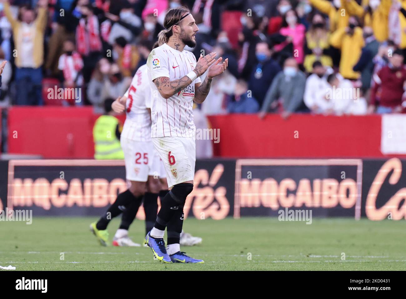Nemanja Gudelj von Sevilla CF würdigt die Fans beim La Liga Santader Spiel zwischen Sevilla CF und Getafe CF bei Ramon Sanchez Pizjuan in Sevilla, Spanien, am 09. Januar 2022. (Foto von Jose Luis Contreras/DAX Images/NurPhoto) Stockfoto
