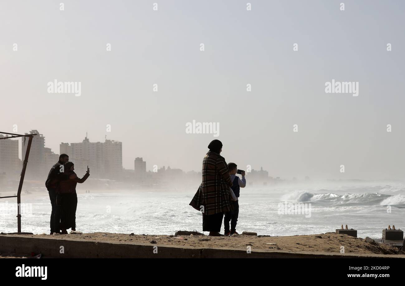 Palestinias versammeln sich am Mittelmeer in Gaza-Stadt, 10. Januar 2022. (Foto von Majdi Fathi/NurPhoto) Stockfoto