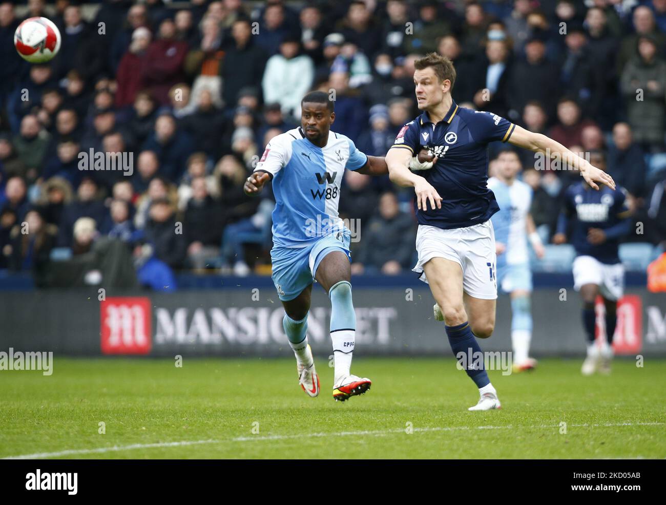 Tyrick Mitchell und Matt Smith von Millwall von L-R VCrystal Palace während der dritten Runde des FA Cup zwischen Millwall und Crystal Palace am 08.. Januar 2022 im Den Stadium, London (Foto von Action Foto Sport/NurPhoto) Stockfoto