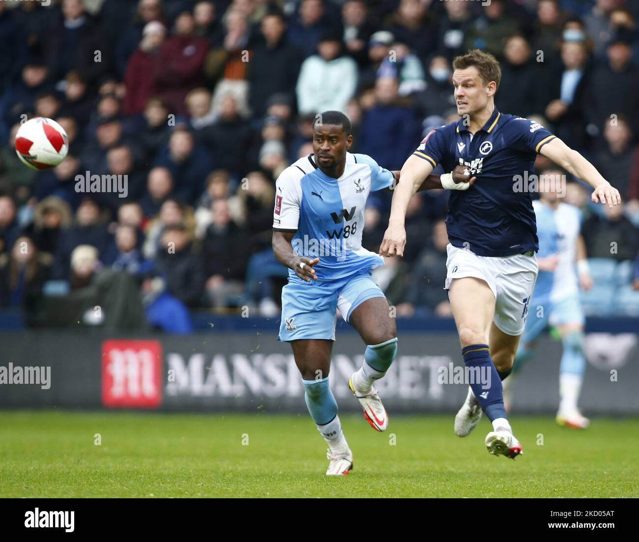 Tyrick Mitchell und Matt Smith von Millwall von L-R VCrystal Palace während der dritten Runde des FA Cup zwischen Millwall und Crystal Palace am 08.. Januar 2022 im Den Stadium, London (Foto von Action Foto Sport/NurPhoto) Stockfoto