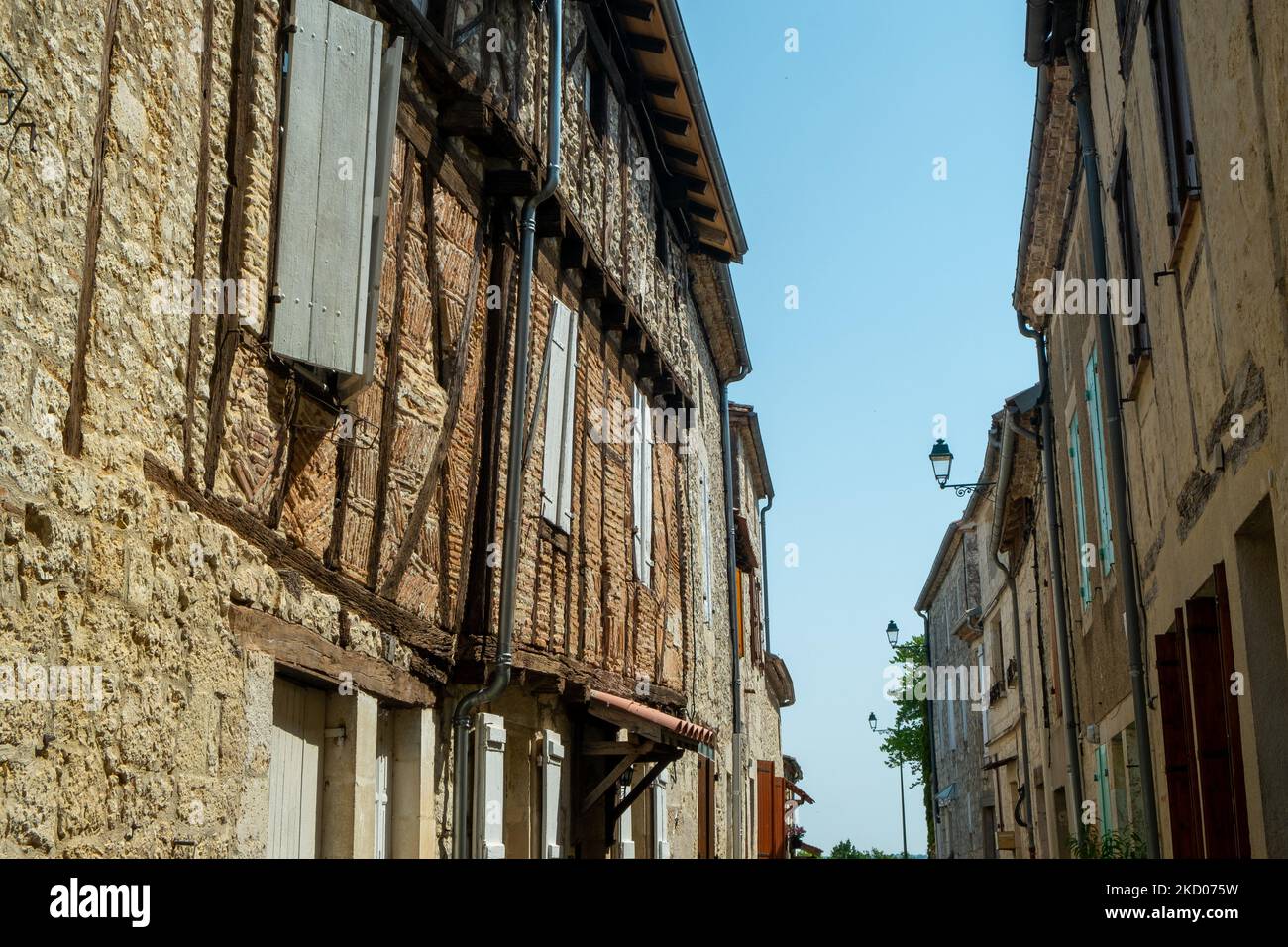 Eine schmale Straßenlinie mit malerischen alten Häusern in Beauville, Lot-et-Garonne, Frankreich Stockfoto