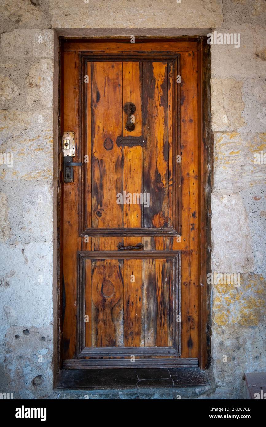 Alte Tür in einer Steinhausmauer, Beauville, Frankreich. Stockfoto