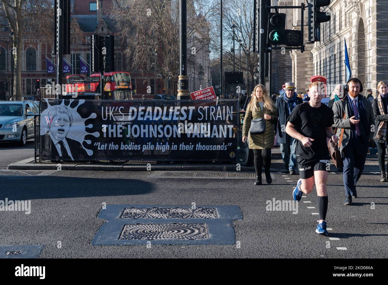 LONDON, GROSSBRITANNIEN - 12. JANUAR 2022: Demonstranten vor dem Parlamentsgebäude demonstrieren am 12. Januar 2022 in London, England, gegen den britischen Premierminister Boris Johnson. Boris Johnson gab zu, am 20. Mai 2020 an der Gartenparty Nr. 10 teilzunehmen, zu einer Zeit, als strenge Covid-19-Sperrmaßnahmen ergriffen wurden. (Foto von Wiktor Szymanowicz/NurPhoto) Stockfoto