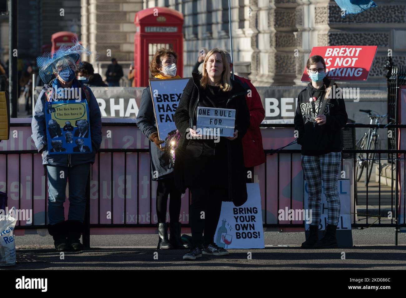 LONDON, VEREINIGTES KÖNIGREICH - 12. JANUAR 2022: Demonstranten halten Plakate vor dem Parlamentsgebäude, während der britische Premierminister Boris Johnson am 12. Januar 2022 in London, England, an der wöchentlichen Fragestunde der Premierministerin im Unterhaus teilnimmt. Boris Johnson gab zu, am 20. Mai 2020 an der Gartenparty Nr. 10 teilzunehmen, zu einer Zeit, als strenge Covid-19-Sperrmaßnahmen ergriffen wurden. (Foto von Wiktor Szymanowicz/NurPhoto) Stockfoto