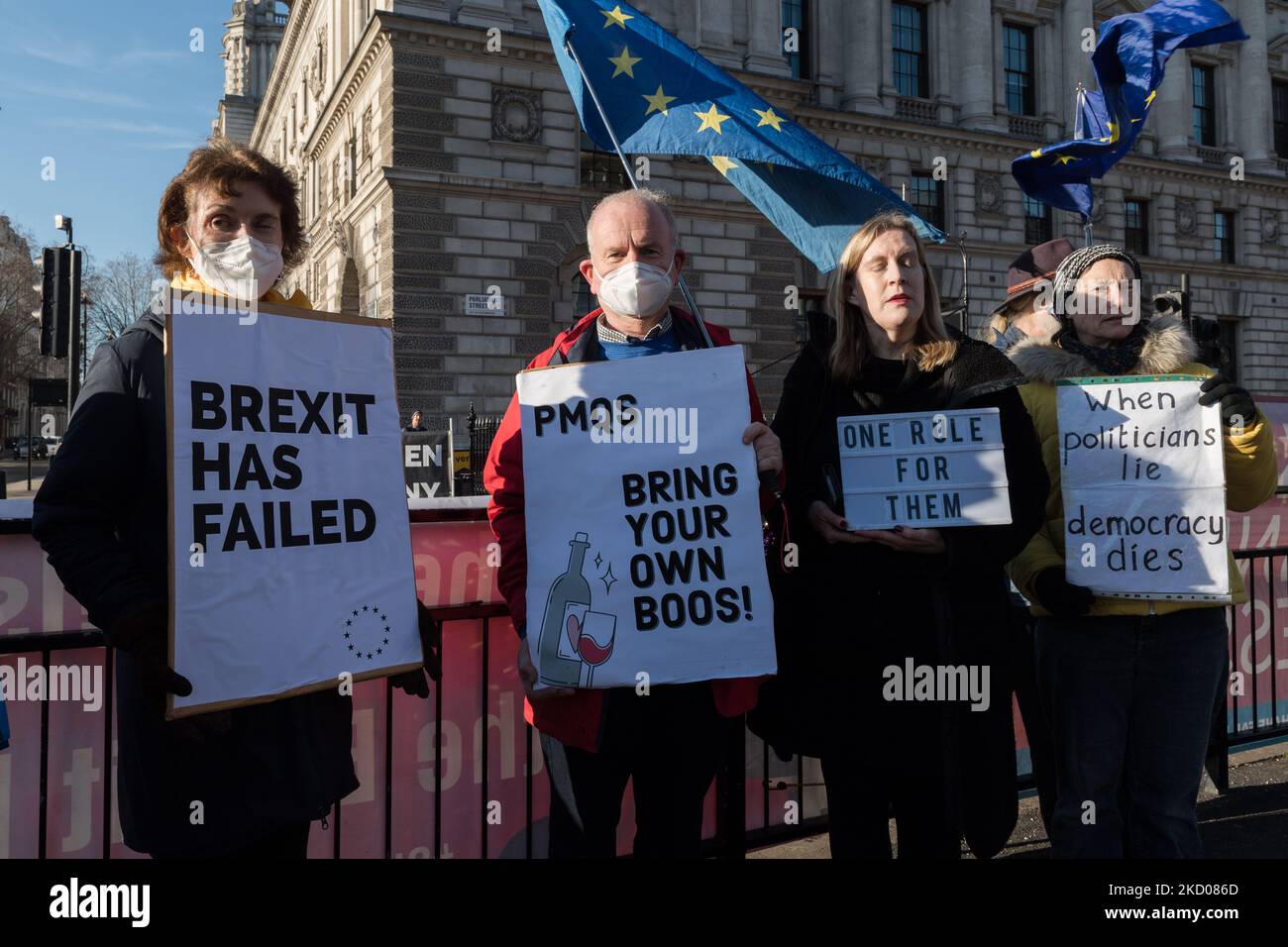 LONDON, VEREINIGTES KÖNIGREICH - 12. JANUAR 2022: Demonstranten halten Plakate vor dem Parlamentsgebäude, während der britische Premierminister Boris Johnson am 12. Januar 2022 in London, England, an der wöchentlichen Fragestunde der Premierministerin im Unterhaus teilnimmt. Boris Johnson gab zu, am 20. Mai 2020 an der Gartenparty Nr. 10 teilzunehmen, zu einer Zeit, als strenge Covid-19-Sperrmaßnahmen ergriffen wurden. (Foto von Wiktor Szymanowicz/NurPhoto) Stockfoto