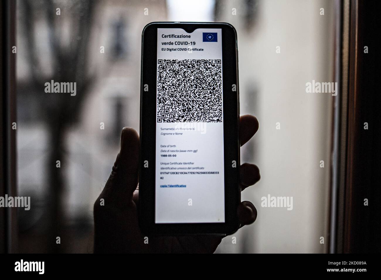 Eine fotografische Illustration des Super Green Pass, in L'Aquila, Italien, am 11. Januar 2022. Ab dem 10. Januar 2022 sind die neuen Regeln für Super Green Pässe in Italien in Kraft getreten. (Fotoillustration von Andrea Mancini/NurPhoto) Stockfoto