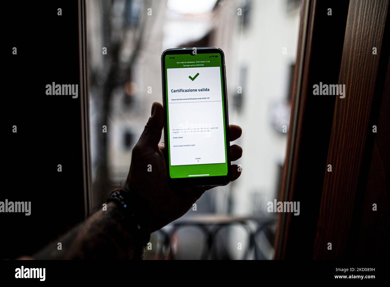 Eine fotografische Illustration des Super Green Pass, in L'Aquila, Italien, am 11. Januar 2022. Ab dem 10. Januar 2022 sind die neuen Regeln für Super Green Pässe in Italien in Kraft getreten. (Fotoillustration von Andrea Mancini/NurPhoto) Stockfoto