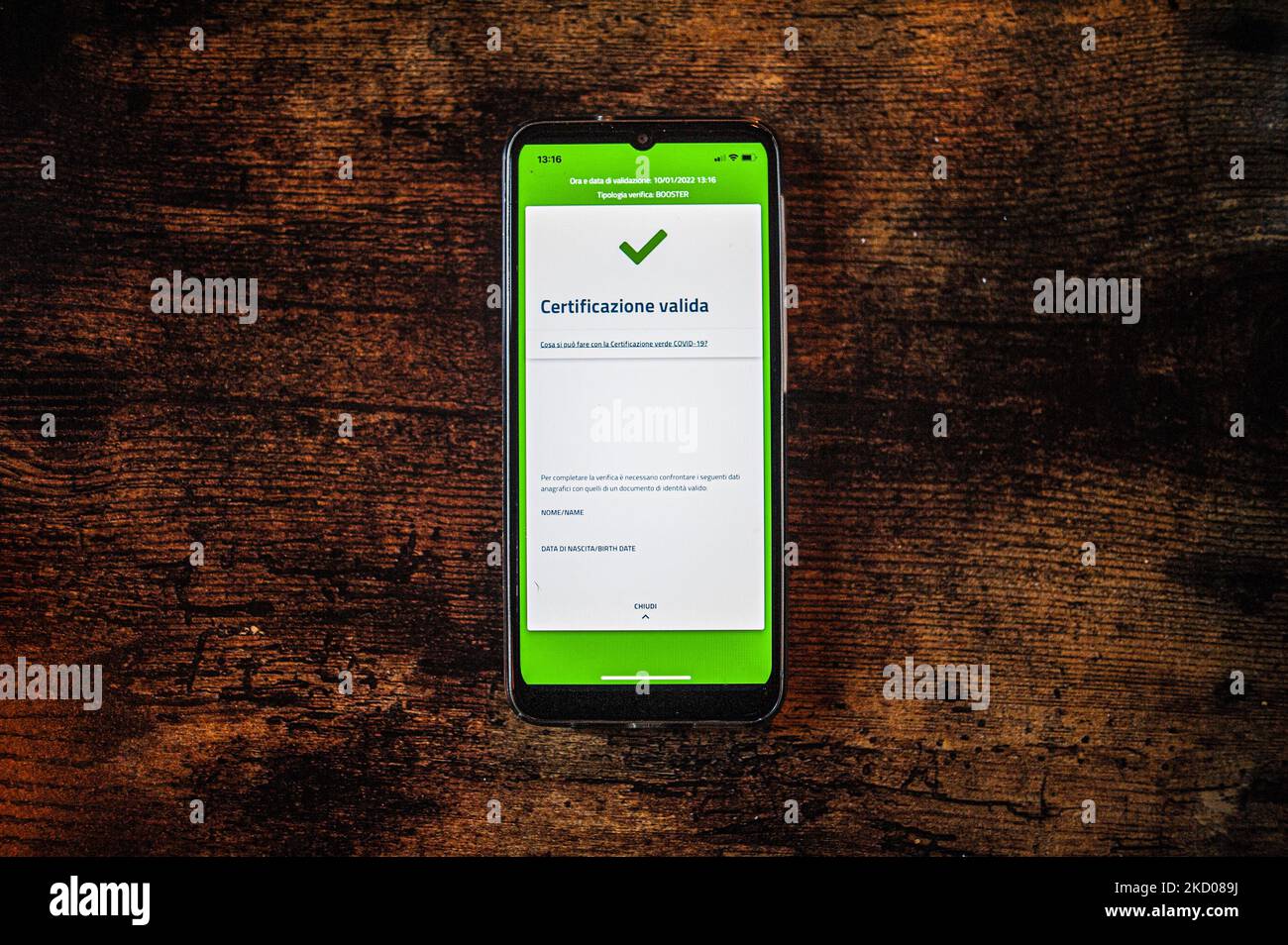Eine fotografische Illustration des Super Green Pass, in L'Aquila, Italien, am 11. Januar 2022. Ab dem 10. Januar 2022 sind die neuen Regeln für Super Green Pässe in Italien in Kraft getreten. (Fotoillustration von Andrea Mancini/NurPhoto) Stockfoto