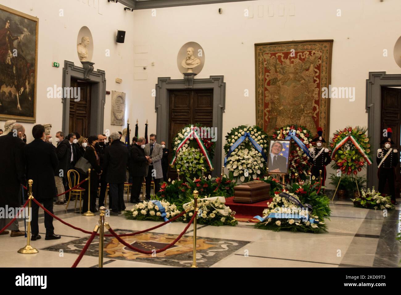 Der Sarg des verstorbenen Präsidenten des Europäischen Parlaments, David Sassoli, in der Protomoteca in Campidoglio, Rom, Italien, 13. Januar 2022. Der verstorbene David Sassoli wird vor der Staatsbegräbnis am 14. Januar im Rathaus von Rom liegen. Der Präsident des Europäischen Parlaments, David Sassoli, ist am 11. Januar im Alter von 65 Jahren am frühen Morgen in Aviano, Italien, gestorben, wo er ins Krankenhaus eingeliefert wurde, wie sein Sprecher mitteilt (Foto: Andrea Ronchini/NurPhoto) Stockfoto