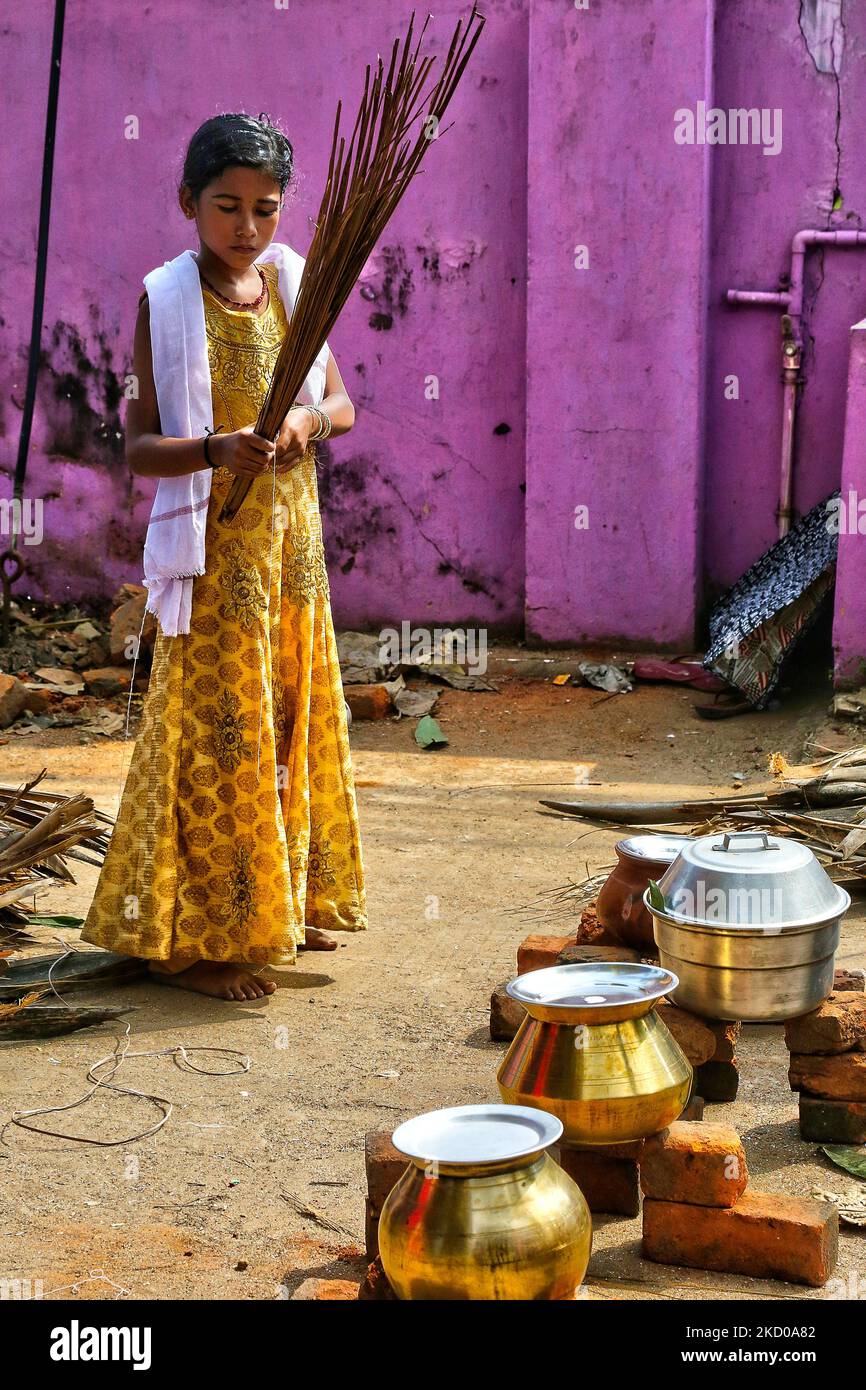 Das hinduistische Mädchen hält ein Paket getrockneter Kokosblütenhüllen (Kothumbu), das als Brennstoff für ein Feuer verwendet wird, wenn es während des Attukal Pongala Mahotsavam Festivals in der Stadt Thiruvananthapuram (Trivandrum), Kerala, Indien, am 19. Februar 2019 Pongala kocht. Das Attukal Pongala Mahotsavam Festival wird jedes Jahr von Millionen Hindu-Frauen gefeiert. Während dieses Festivals bereiten Frauen Pongala (Reis gekocht mit Jaggery, Ghee, Kokosnuss und anderen Zutaten) im Freien in kleinen Töpfen als Opfergabe an Göttin Attukal Devi (im Volksmund bekannt als Attukal Amma), die geglaubt wird, um die Wünsche ihrer Devot zu erfüllen Stockfoto