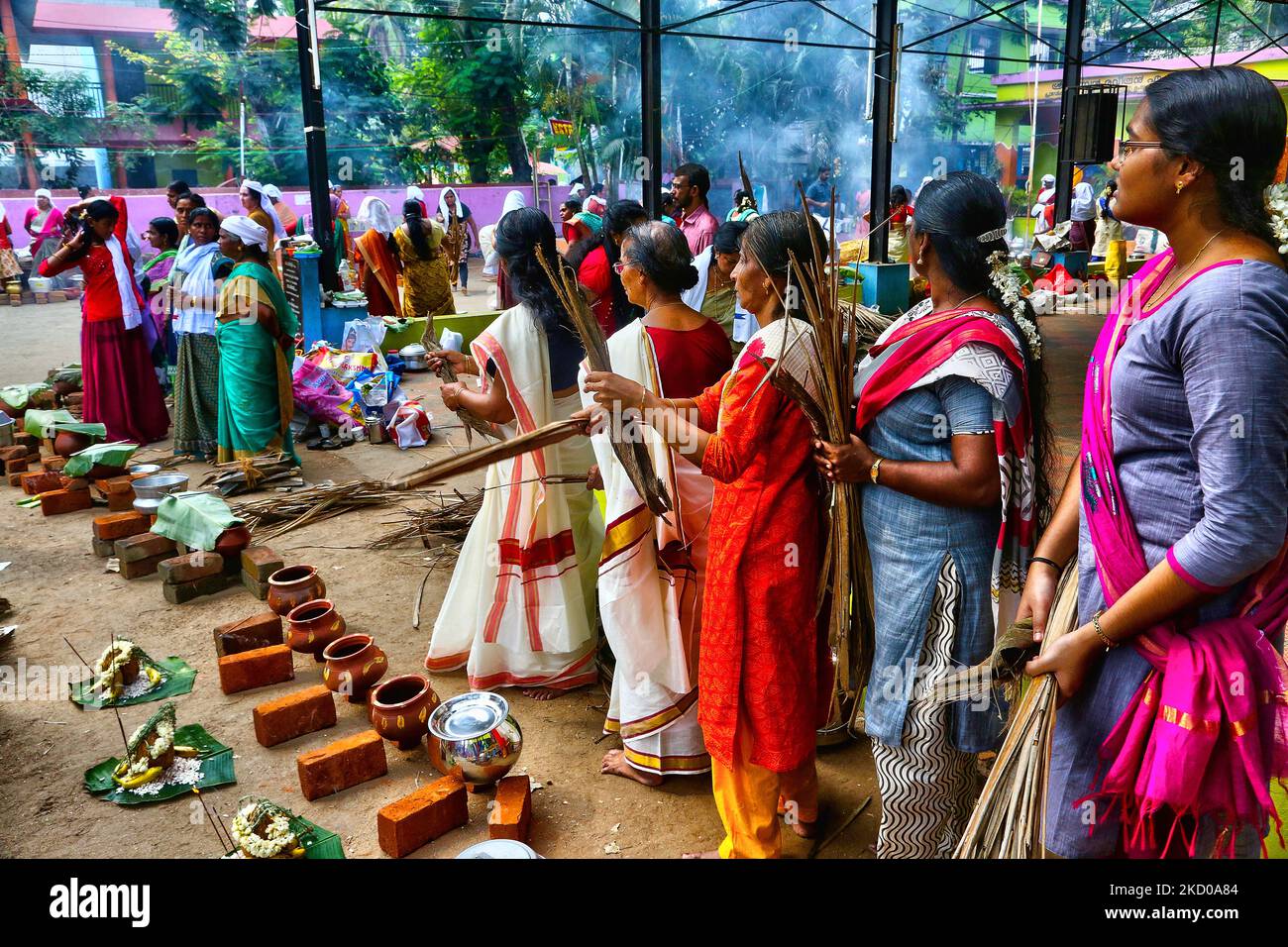 Hindu-Frauen warten auf das Signal, Pongala während des Attukal Pongala Mahotsavam Festivals in der Stadt Thiruvananthapuram (Trivandrum), Kerala, Indien, am 19. Februar 2019 zu kochen. Das Attukal Pongala Mahotsavam Festival wird jedes Jahr von Millionen Hindu-Frauen gefeiert. Während dieses Festivals bereiten Frauen Pongala (Reis gekocht mit Jaggery, Ghee, Kokosnuss sowie anderen Zutaten) im Freien in kleinen Töpfen zu, um der Göttin Kannaki zu gefallen. Pongala (was wörtlich bedeutet, überkochen) ist ein rituelles Angebot eines süßen Gerichts, bestehend aus Reisbrei, süßen braunen Melasse, Coconu Stockfoto