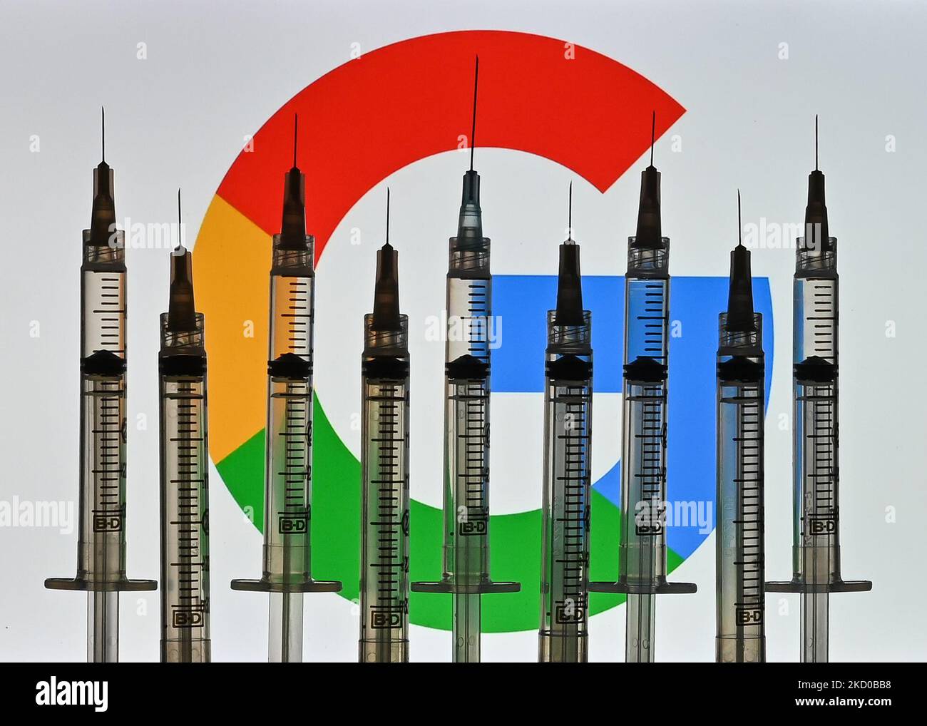 Illustratives Foto von medizinischen Spritzen, das vor einem Google-Logo auf einem Computerbildschirm angezeigt wird. Am Donnerstag, den 14. Januar 2021, Kanada. (Foto von Artur Widak/NurPhoto) Stockfoto