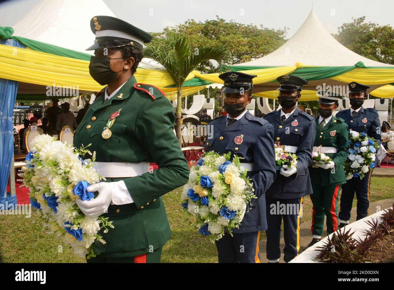 Weibliche Mitglieder der nigerianischen Streitkräfte stehen in der Schlange und tragen während des Gedenkens an den Gedenktag der Streitkräfte am 15. Januar 2022 in Lagos, Nigeria, einen Kranz. (Foto von Olukayode Jaiyeola/NurPhoto) Stockfoto