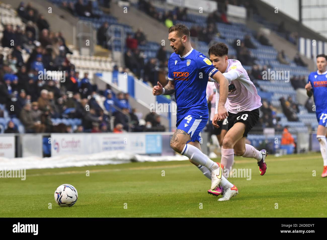 Luke Chambers of Colchester kämpft während des Sky Bet League 2-Spiels zwischen Colchester United und Barrow am Samstag, dem 15.. Januar 2022, im JobServe Community Stadium in Colchester um den Besitz von Jacob Wakeling of Barrow. (Foto von Ivan Yordanov/MI News/NurPhoto) Stockfoto