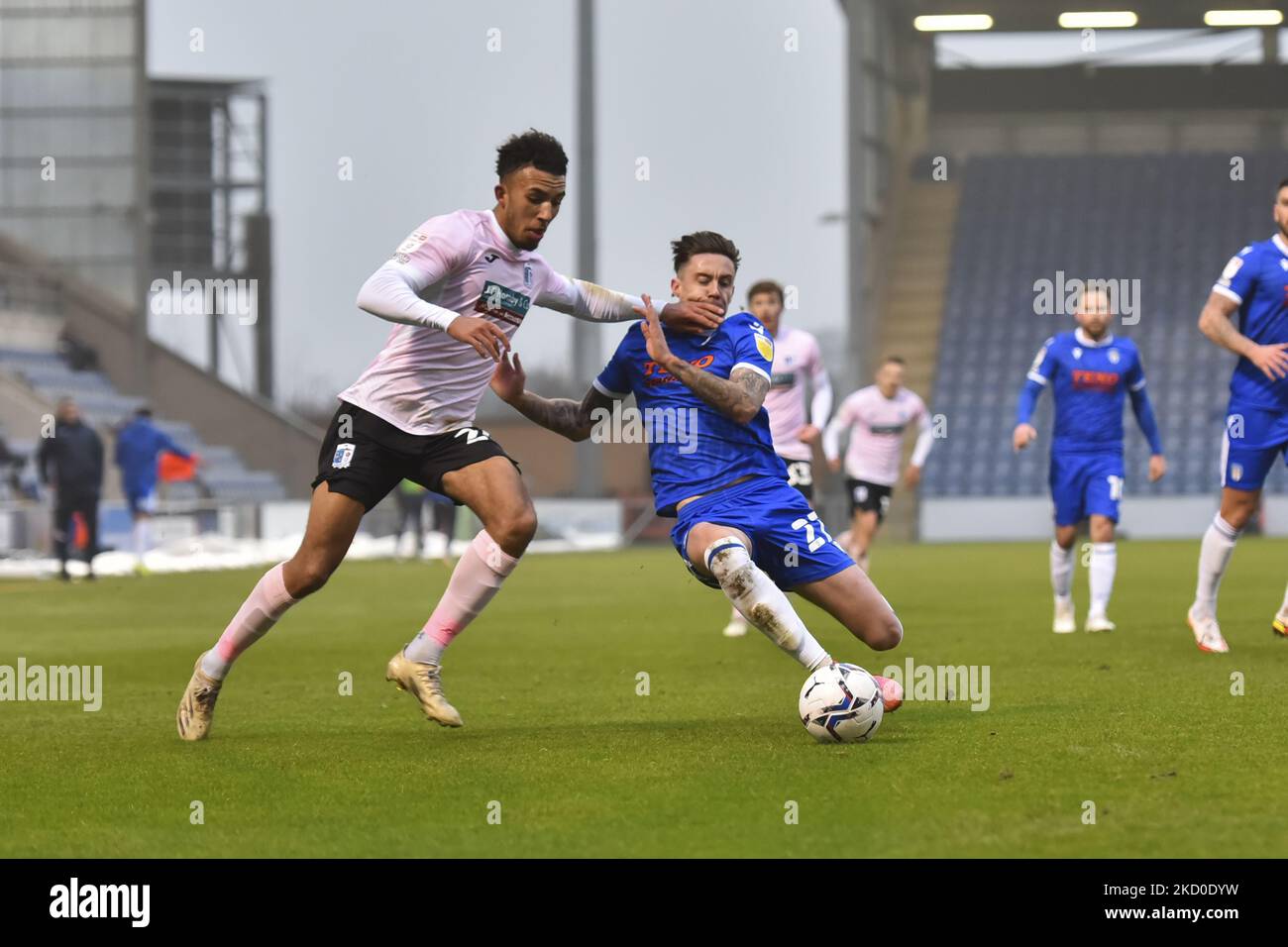 Remeao Hutton von Barrow kämpft am Samstag, den 15.. Januar 2022, im Sky Bet League 2-Spiel zwischen Colchester United und Barrow im JobServe Community Stadium, Colchester um den Besitz mit Cameron Coxe von Colchester. (Foto von Ivan Yordanov/MI News/NurPhoto) Stockfoto