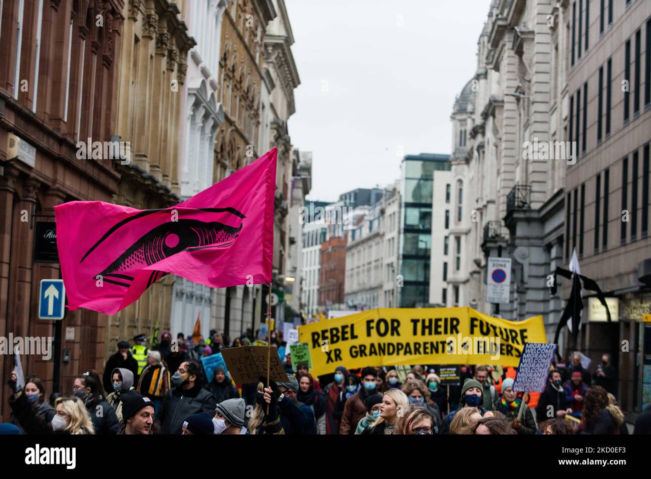 Demonstranten marschieren während einer Demonstration zum "Kill the Bill" in London, Großbritannien, am 15. Januar 2022. Tausende von Menschen marschierten durch London während eines Protestes zur Tötung des Gesetzentwurfs, um gegen das Gesetz über Polizei, Verbrechen, Verurteilung und Gerichte zu demonstrieren. Gegner des Gesetzentwurfs kritisieren, dass es der Polizei größere Befugnisse geben wird, um gegen Proteste vorzugehen. (Foto von Maciek Musialek/NurPhoto) Stockfoto