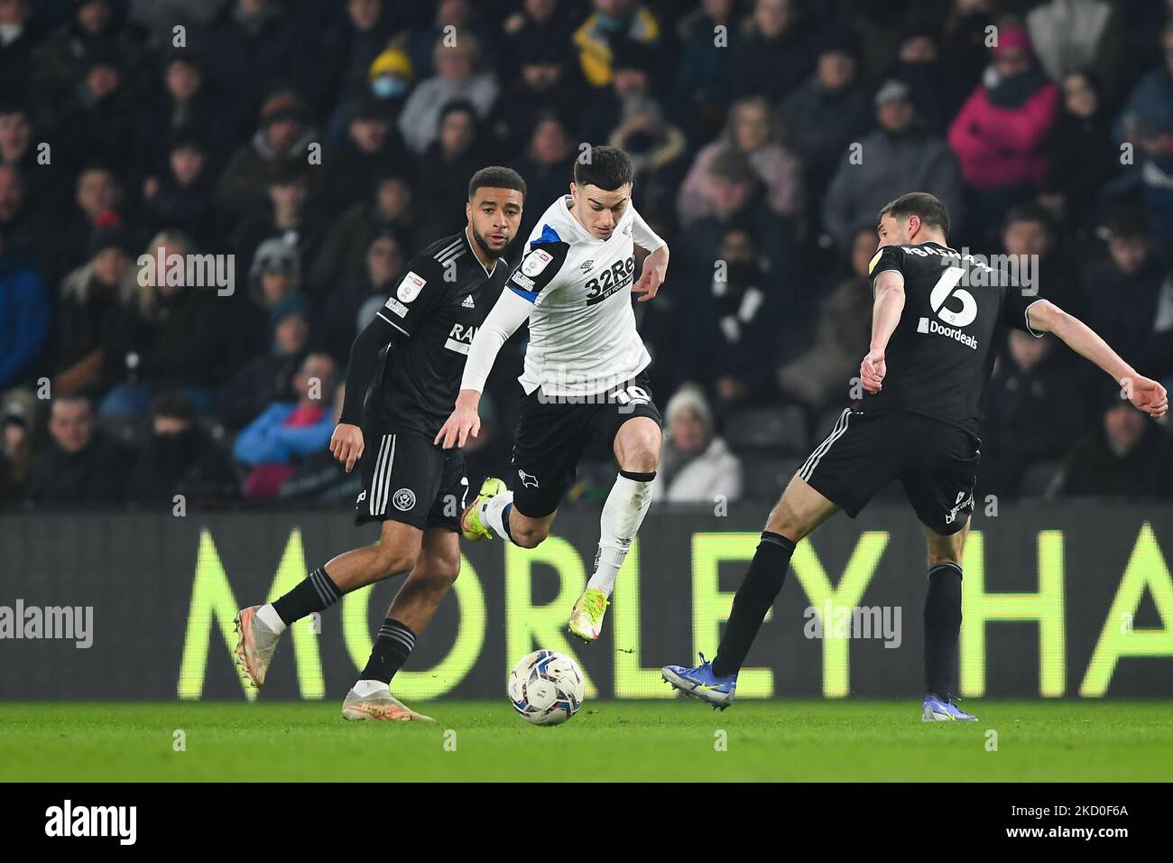 Tom Lawrence von Derby County meidet Chris Basham von Sheffield United, der während des Sky Bet Championship-Spiels zwischen Derby County und Sheffield United am Samstag, dem 15.. Januar 2022, im Pride Park, Derby, versucht, ein Tackle zu machen. (Foto von Jon Hobley/MI News/NurPhoto) Stockfoto