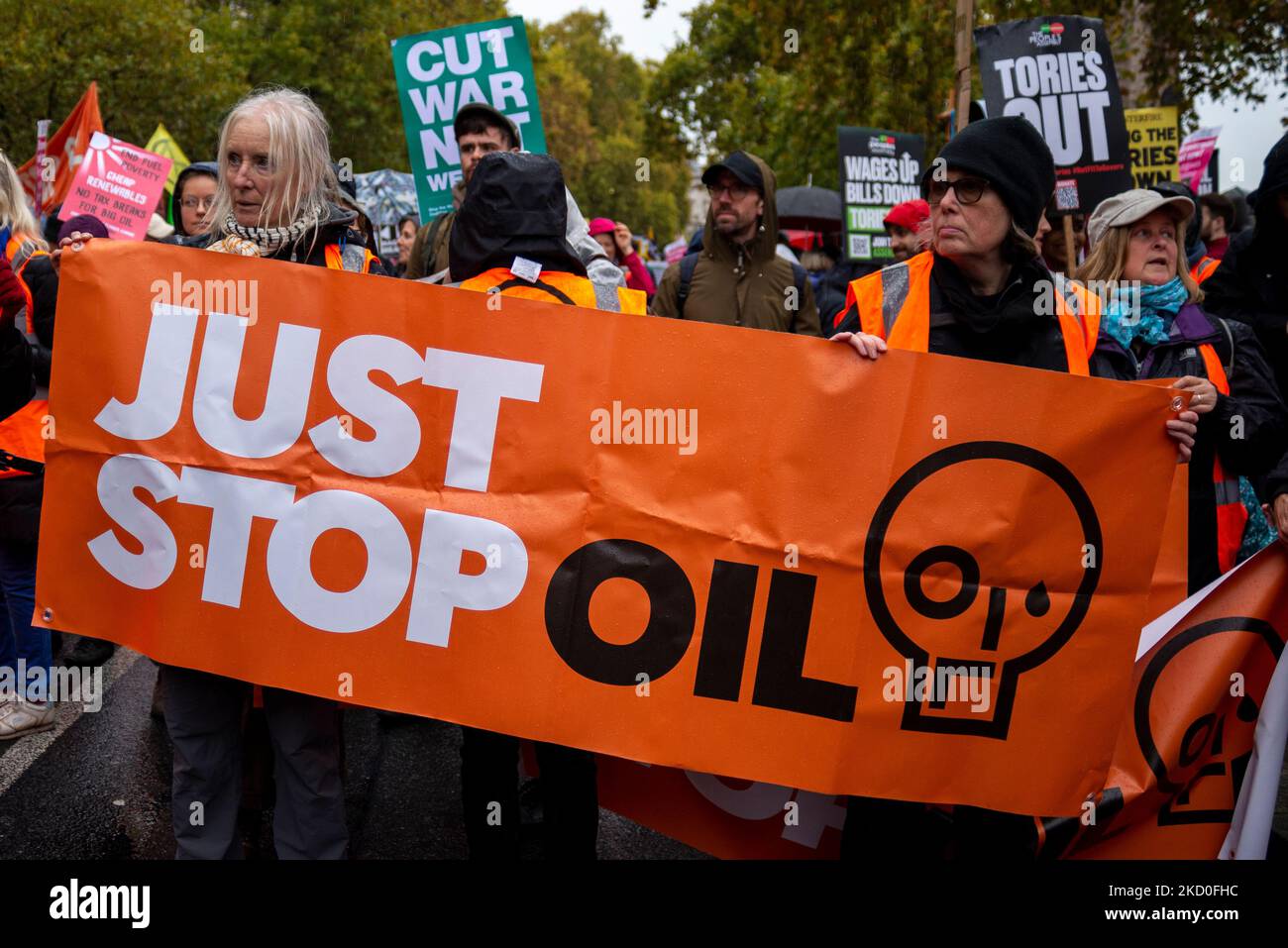 Westminster, London, Großbritannien. 5.. November 2022. Demonstranten demonstrieren in London und fordern nach dem wiederholten Wechsel der Führung der konservativen Partei und damit der Premierminister eine Parlamentswahl im Vereinigten Königreich. Sie betrachten den Premierminister als nicht gewählt. Weitere Themen sind die Lebenshaltungskosten, niedrige Löhne, Kraftstoffarmut und Verstaatlichung. Stop Oil Banner mit Totenkopf-Symbol Stockfoto