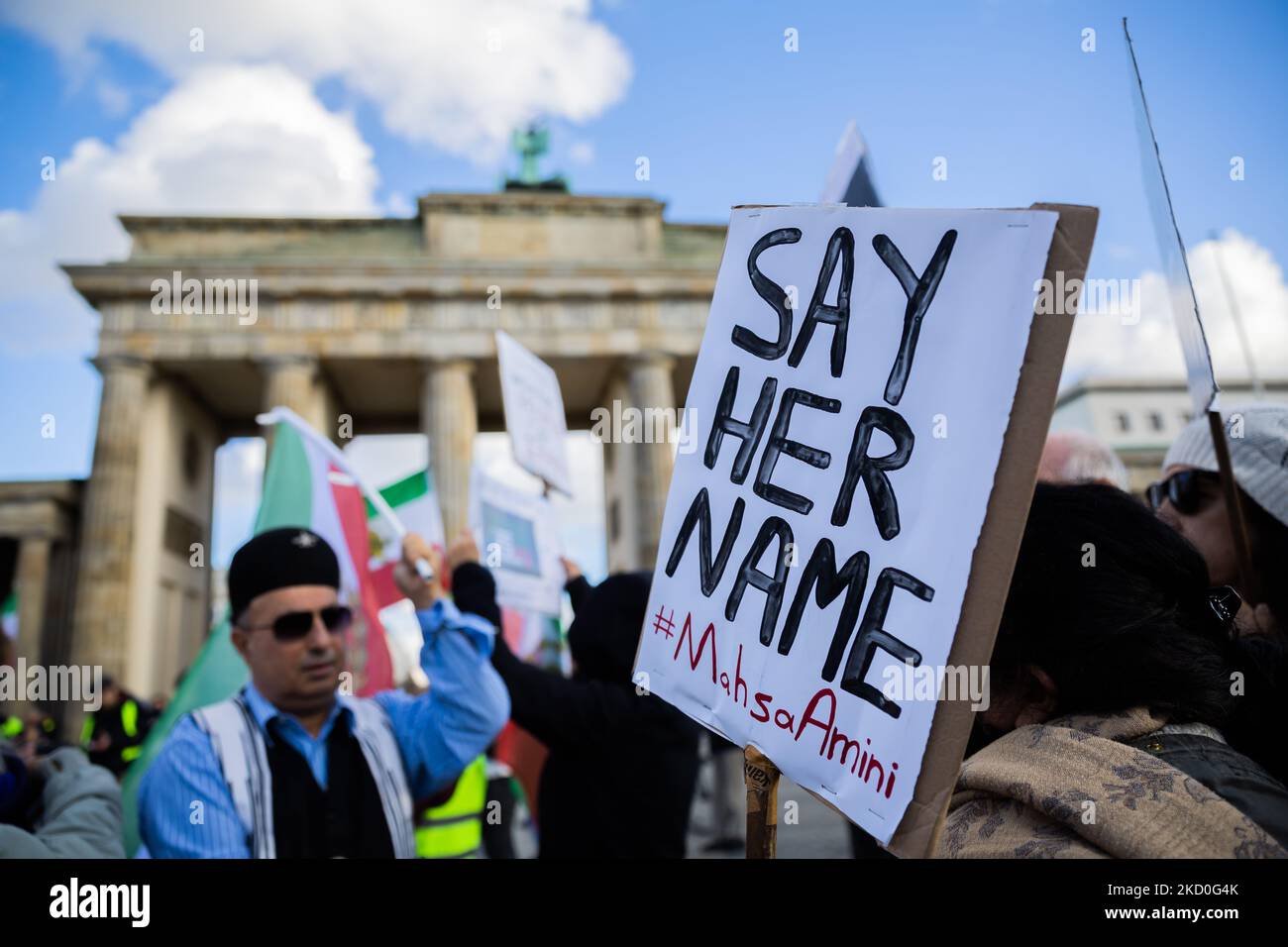 Berlin, Deutschland. 05.. November 2022. „Say her Name #Mahsa Amini“ („Say her Name“) steht auf einem Schild bei einer Solidaritätsdemonstration mit den Demonstranten im Iran am Brandenburger Tor. Mehrere Demonstrationen sind heute Nachmittag in Solidarität mit den Protesten im Iran geplant. Quelle: Christoph Soeder/dpa/Alamy Live News Stockfoto