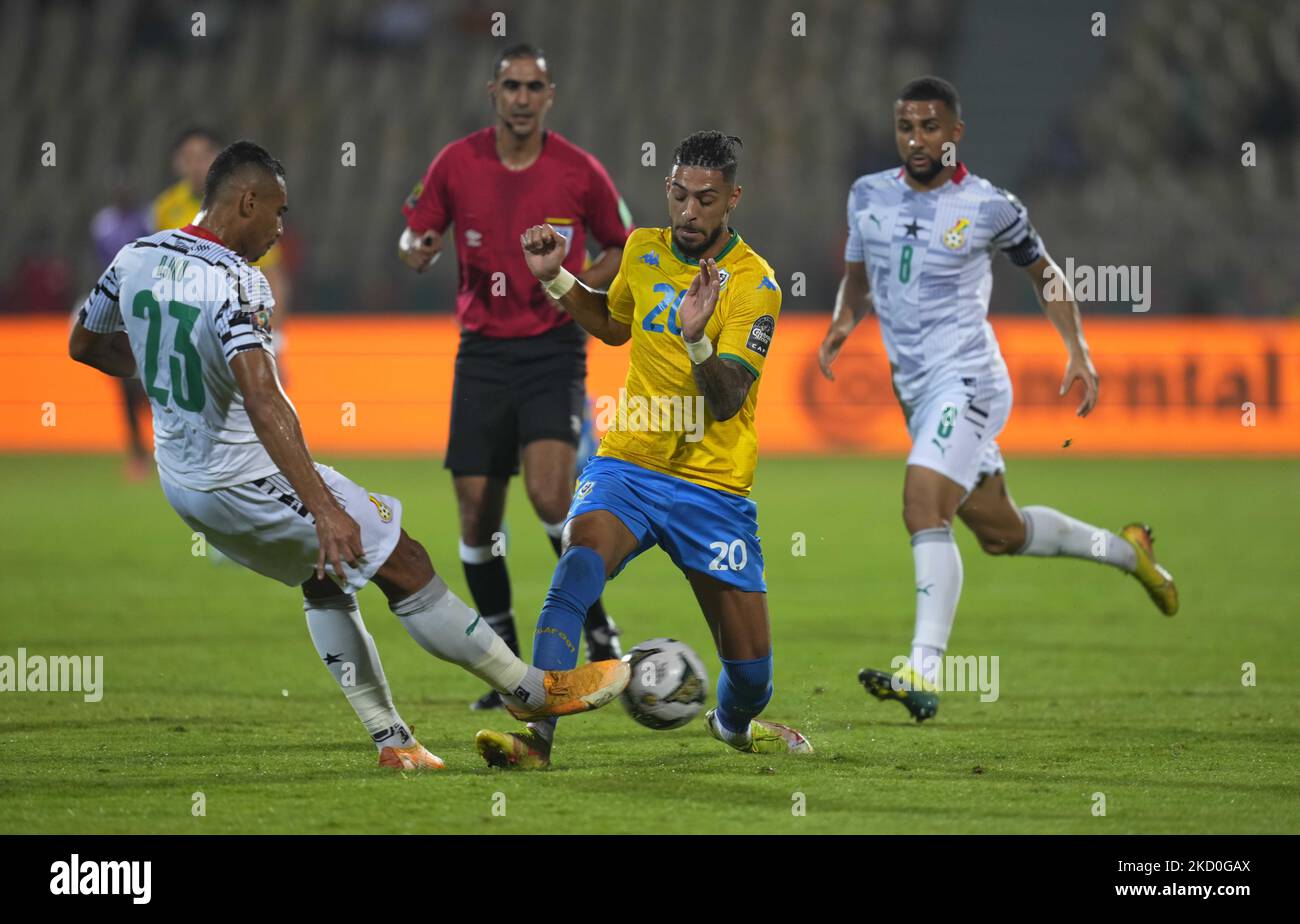 Alexander Djiku aus Ghana und Denis Bouanga aus Gabun während der ghanaischen Fußballmeisterschaft gegen Gabun im Ahmadou-Ahidjo-Stadion am 14. Januar 2022. (Foto von Ulrik Pedersen/NurPhoto) Stockfoto